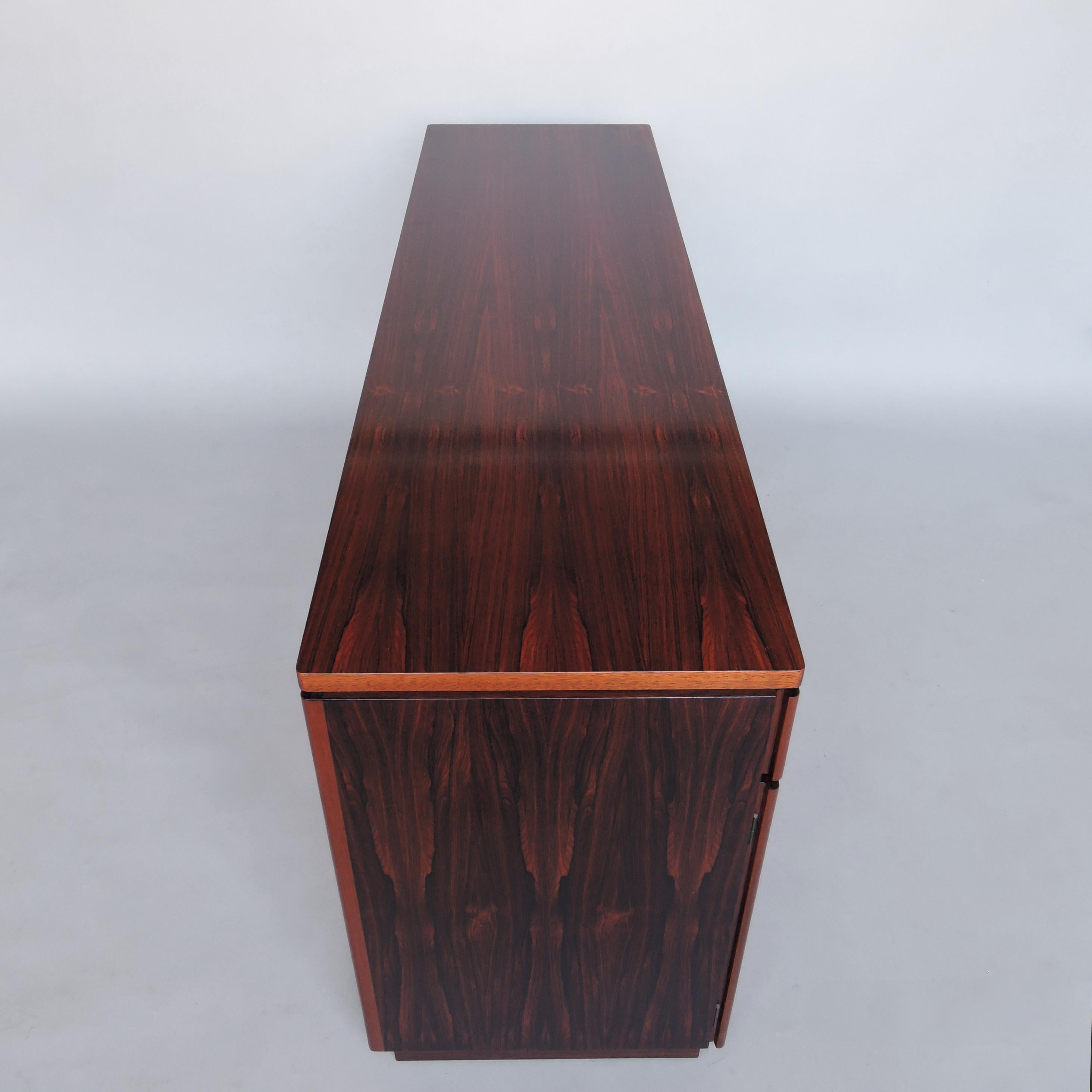 Raffinata scrivania-console-comodino francese degli anni '70 in palissandro in vendita 9