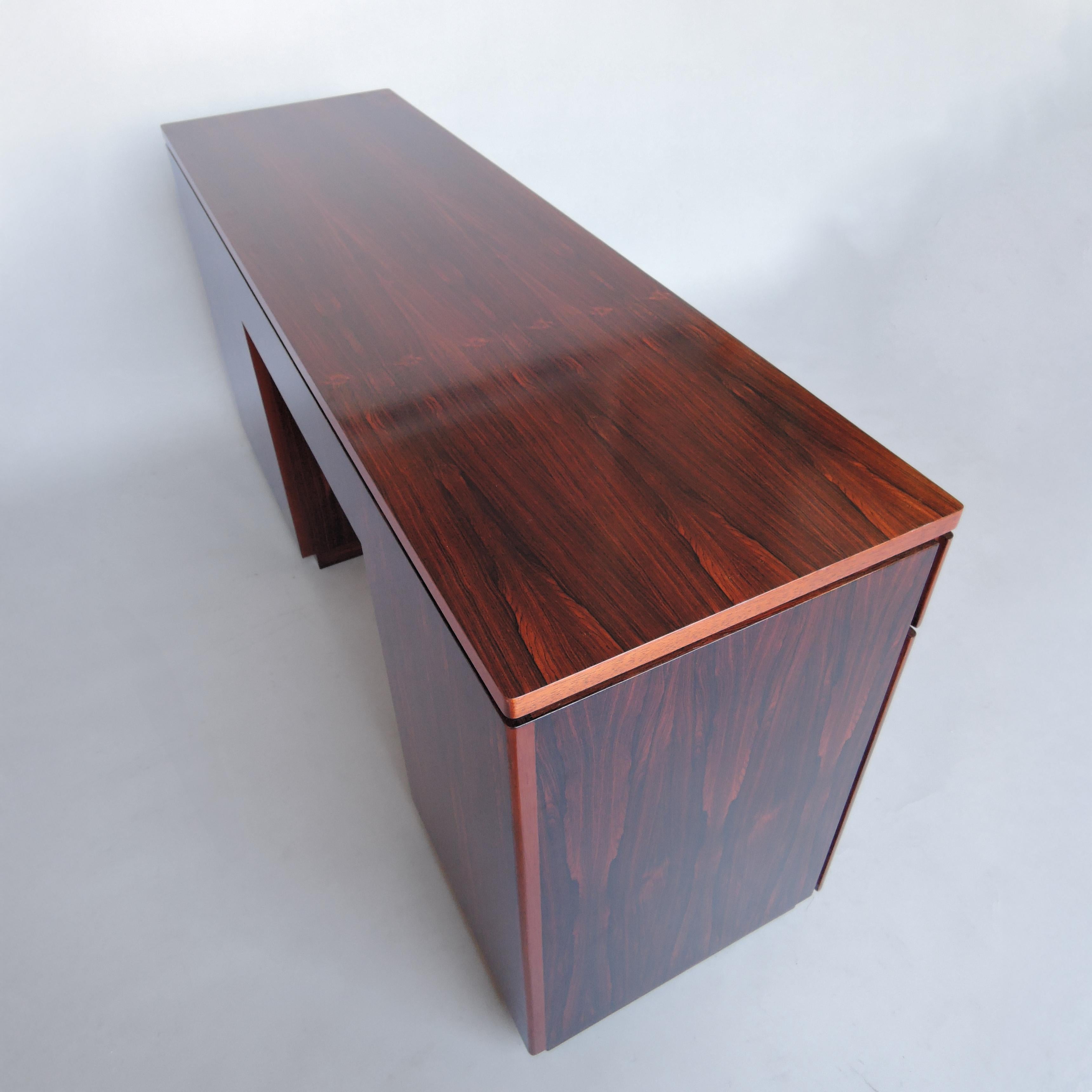 Raffinata scrivania-console-comodino francese degli anni '70 in palissandro in vendita 10