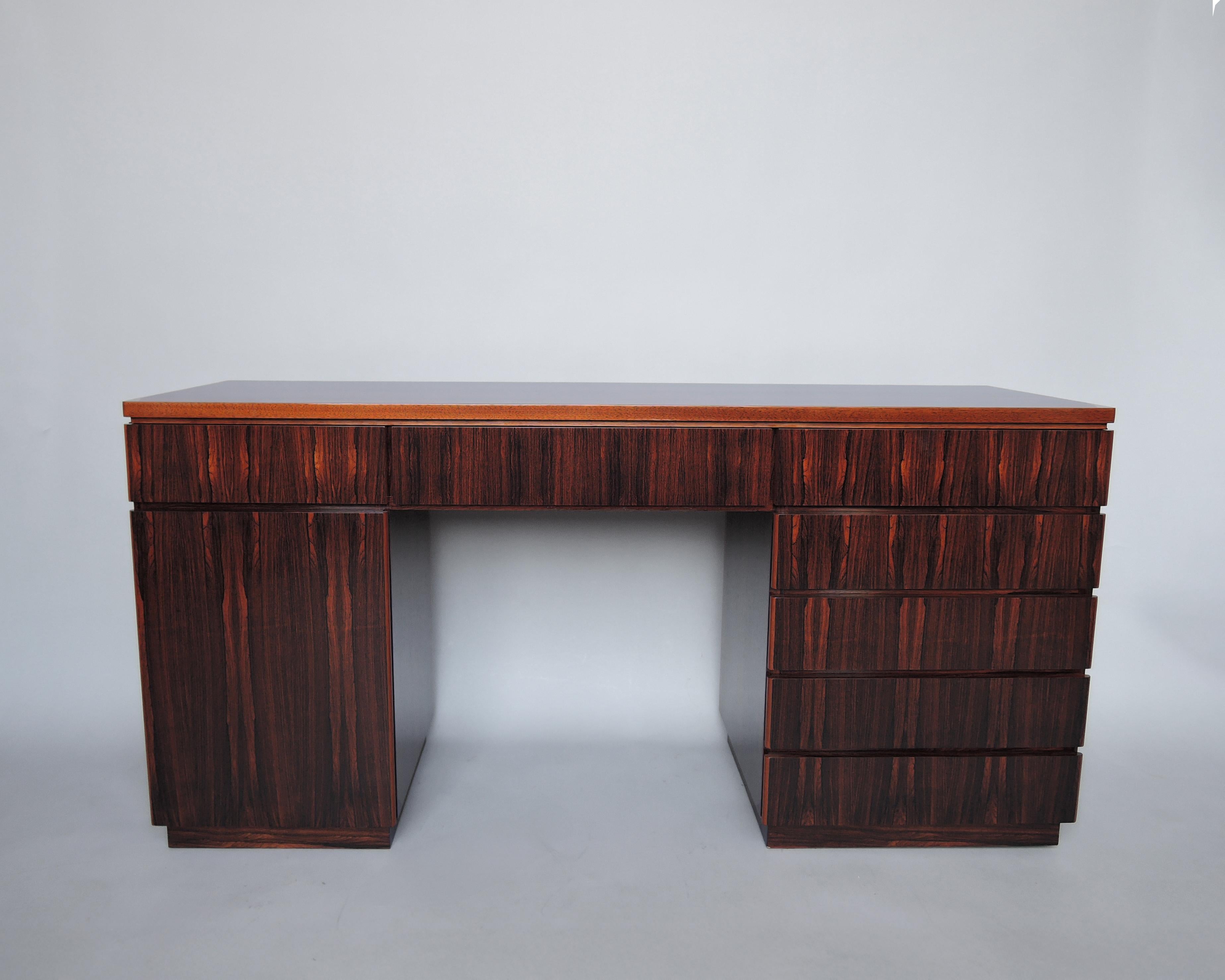 Una bella scrivania francese degli anni '70 in palissandro con sette cassetti e un'anta.
Poiché tutti i lati del pezzo sono impiallacciati, può essere collocato al centro di una stanza. Può essere utilizzato anche come console, comò o tavolo da