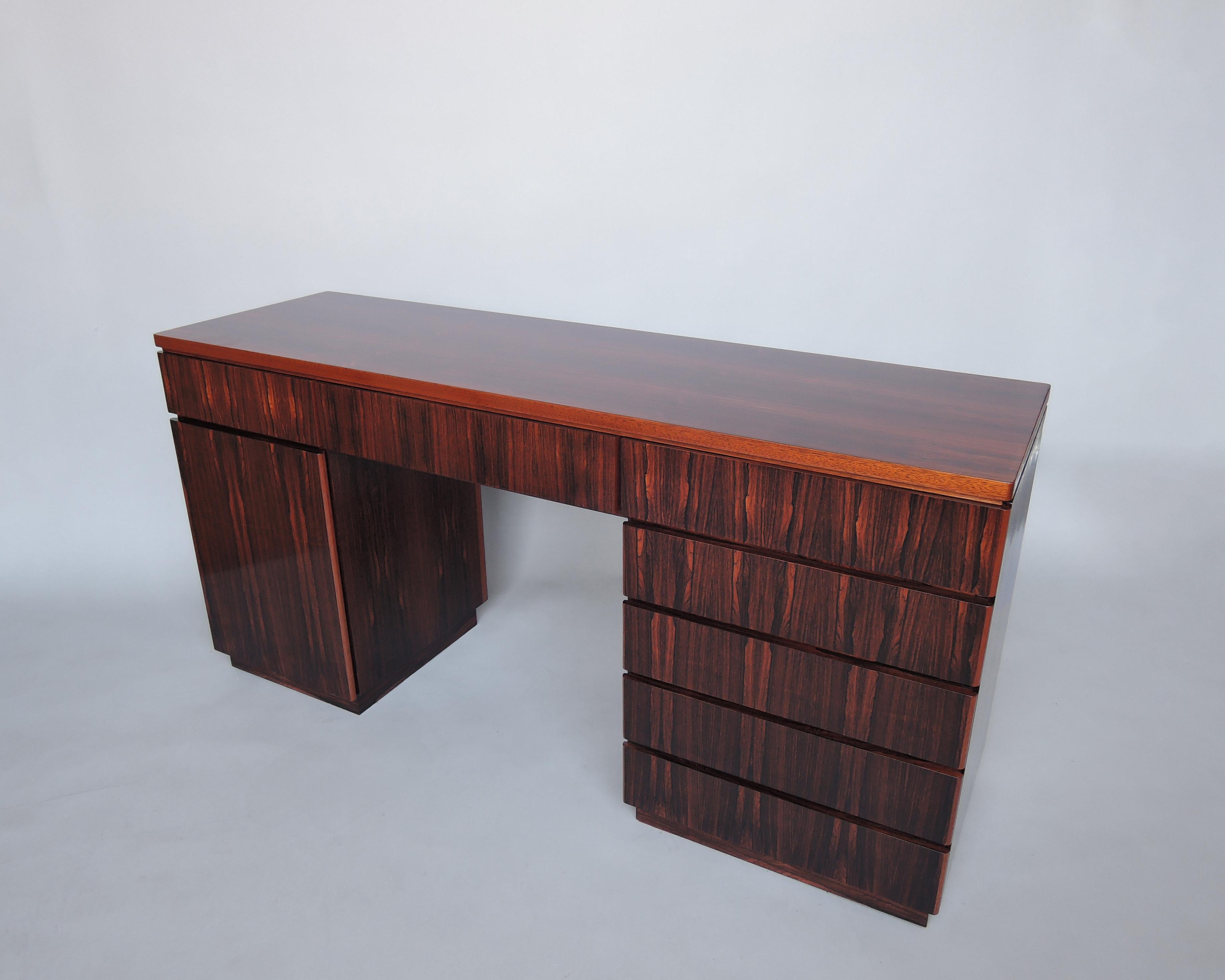 Mid-Century moderno Raffinata scrivania-console-comodino francese degli anni '70 in palissandro in vendita