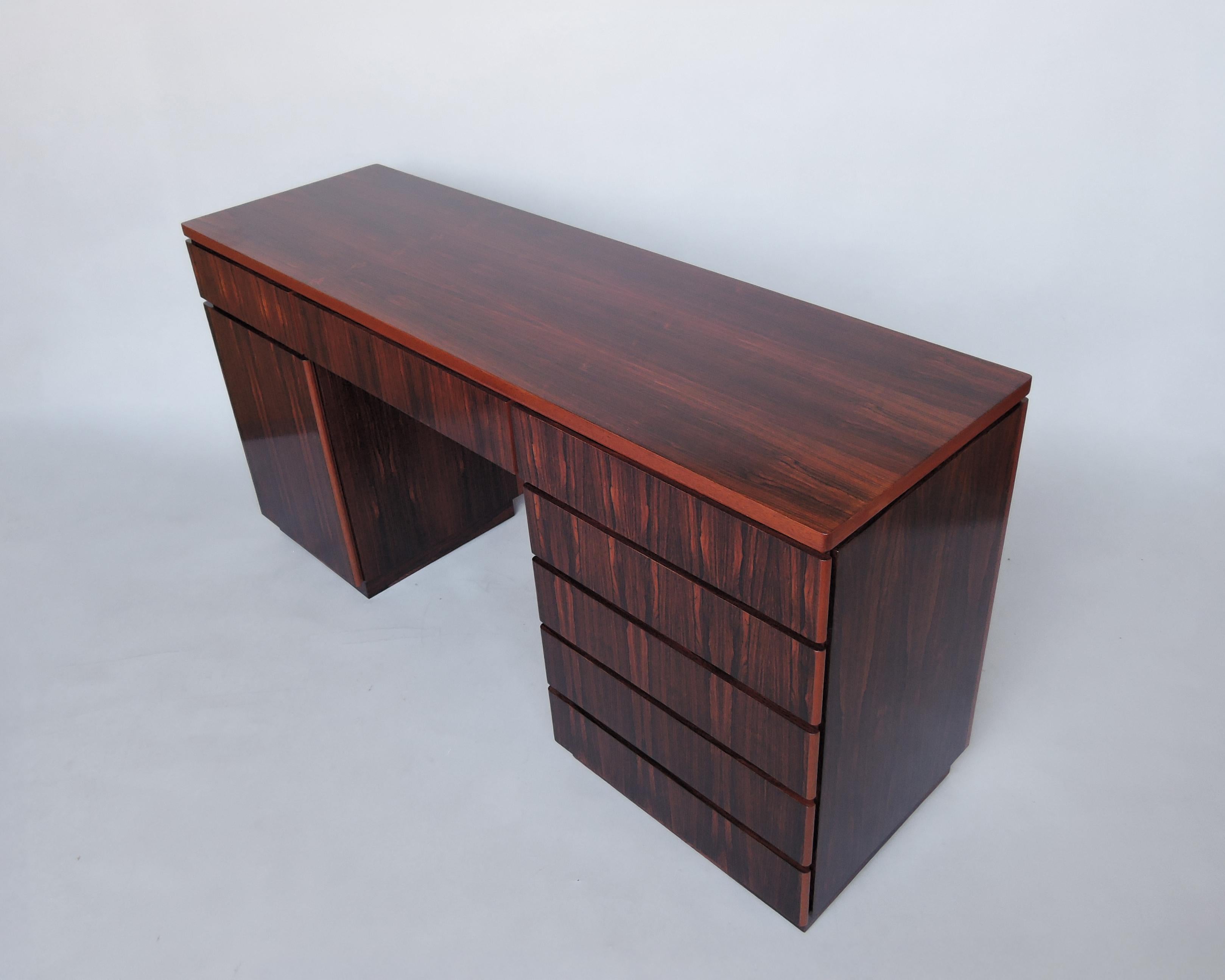 Francese Raffinata scrivania-console-comodino francese degli anni '70 in palissandro in vendita