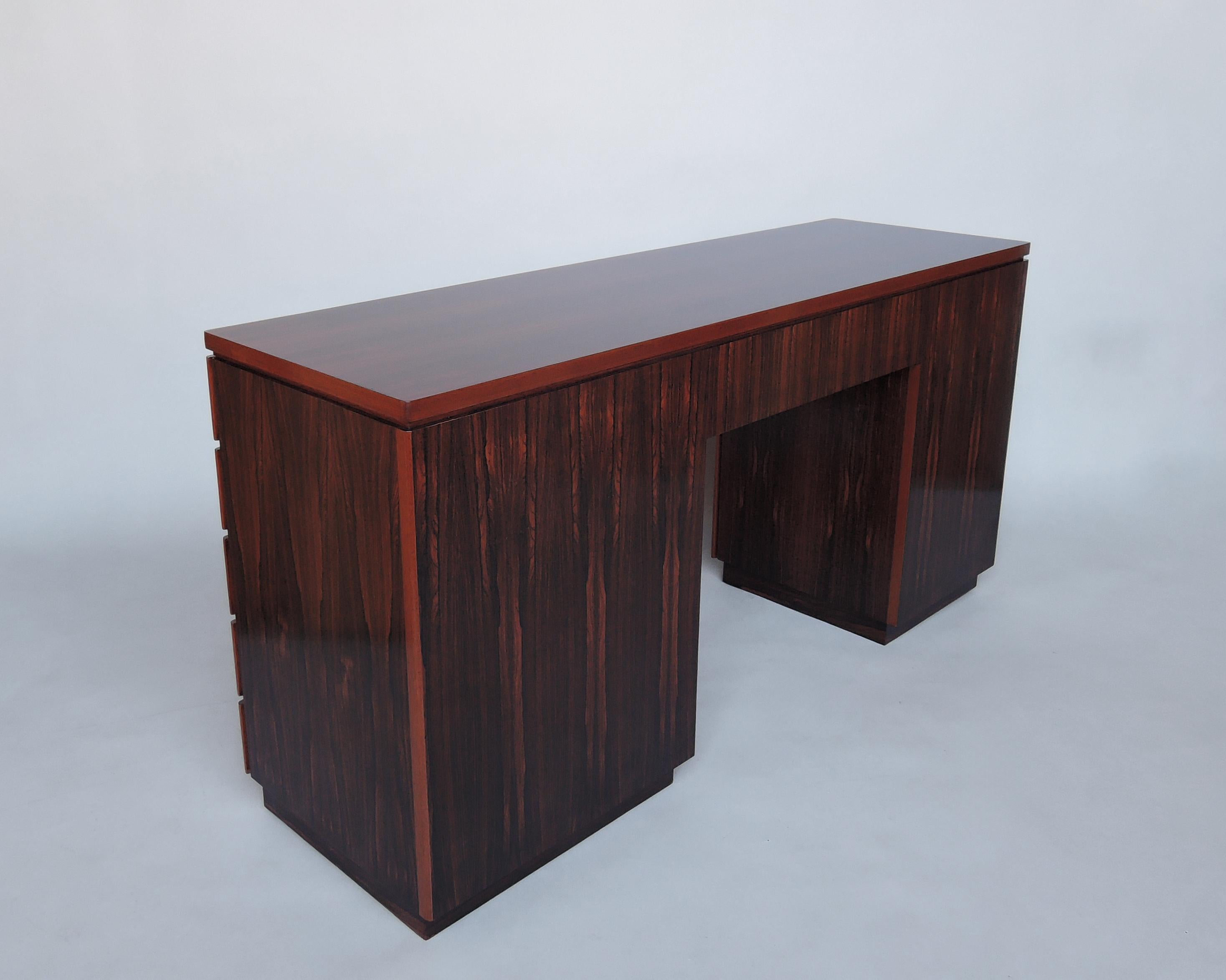 Fine XX secolo Raffinata scrivania-console-comodino francese degli anni '70 in palissandro in vendita