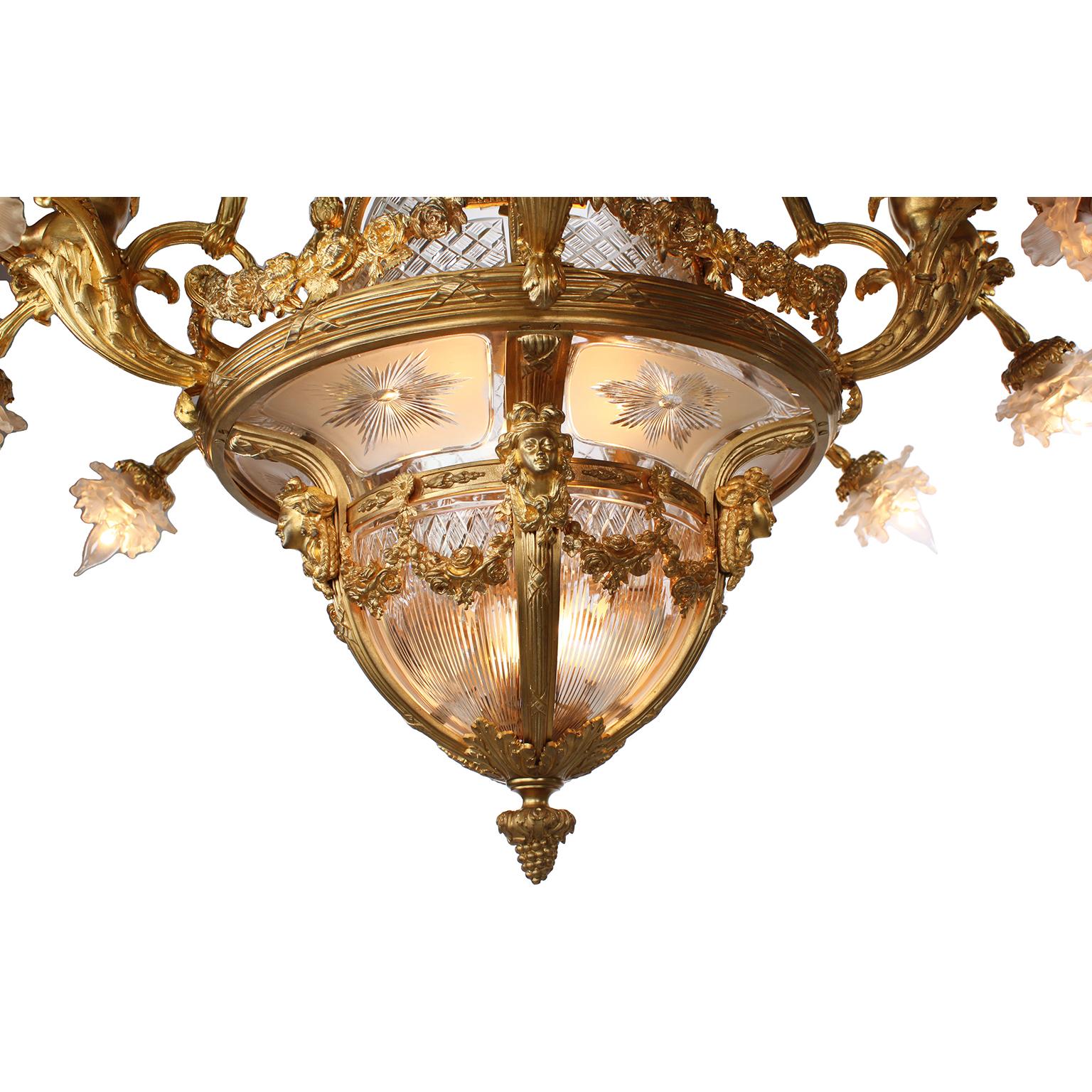 Französischer Kronleuchter aus vergoldeter Bronze und Baccarat im Louis-XV-Stil des 19. und 20. Jahrhunderts im Angebot 3