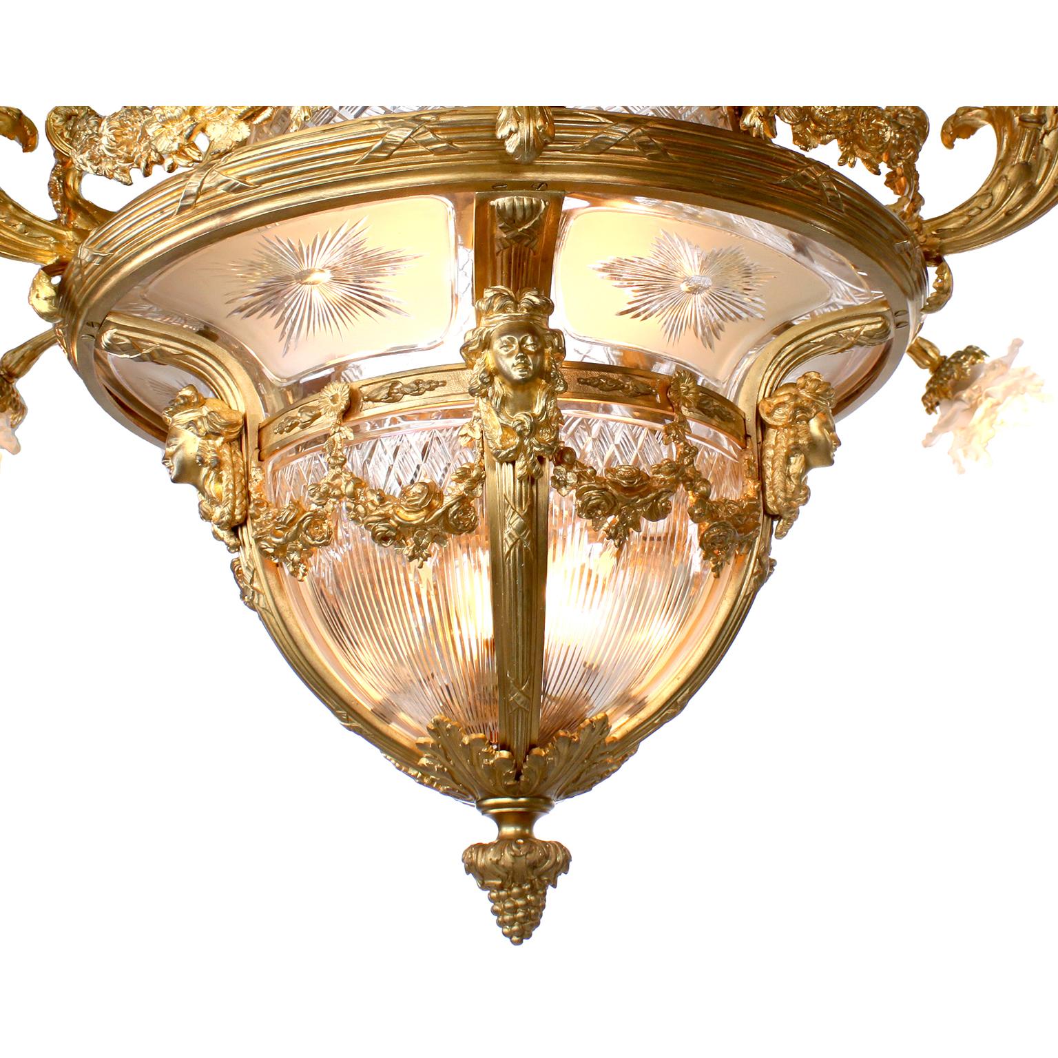 Französischer Kronleuchter aus vergoldeter Bronze und Baccarat im Louis-XV-Stil des 19. und 20. Jahrhunderts im Angebot 4