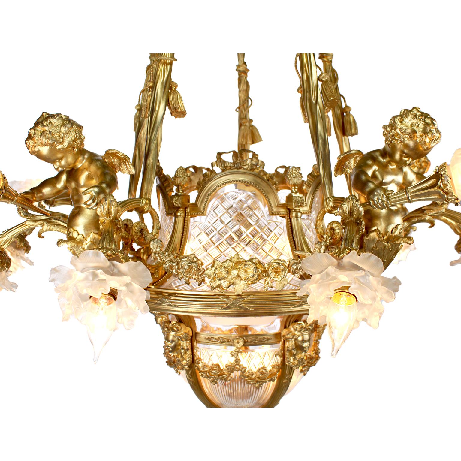Französischer Kronleuchter aus vergoldeter Bronze und Baccarat im Louis-XV-Stil des 19. und 20. Jahrhunderts (Belle Époque) im Angebot