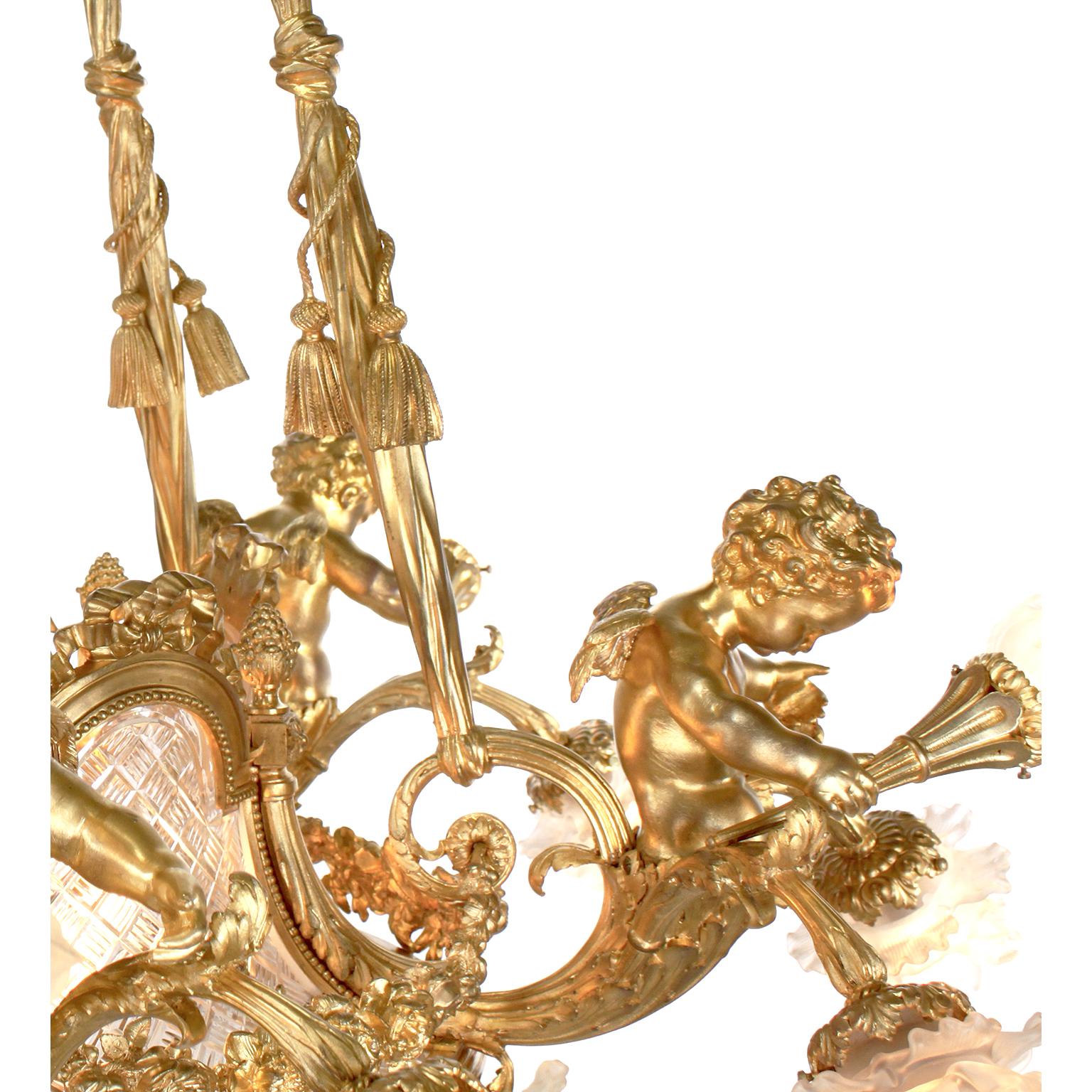 Französischer Kronleuchter aus vergoldeter Bronze und Baccarat im Louis-XV-Stil des 19. und 20. Jahrhunderts (Geschnitzt) im Angebot