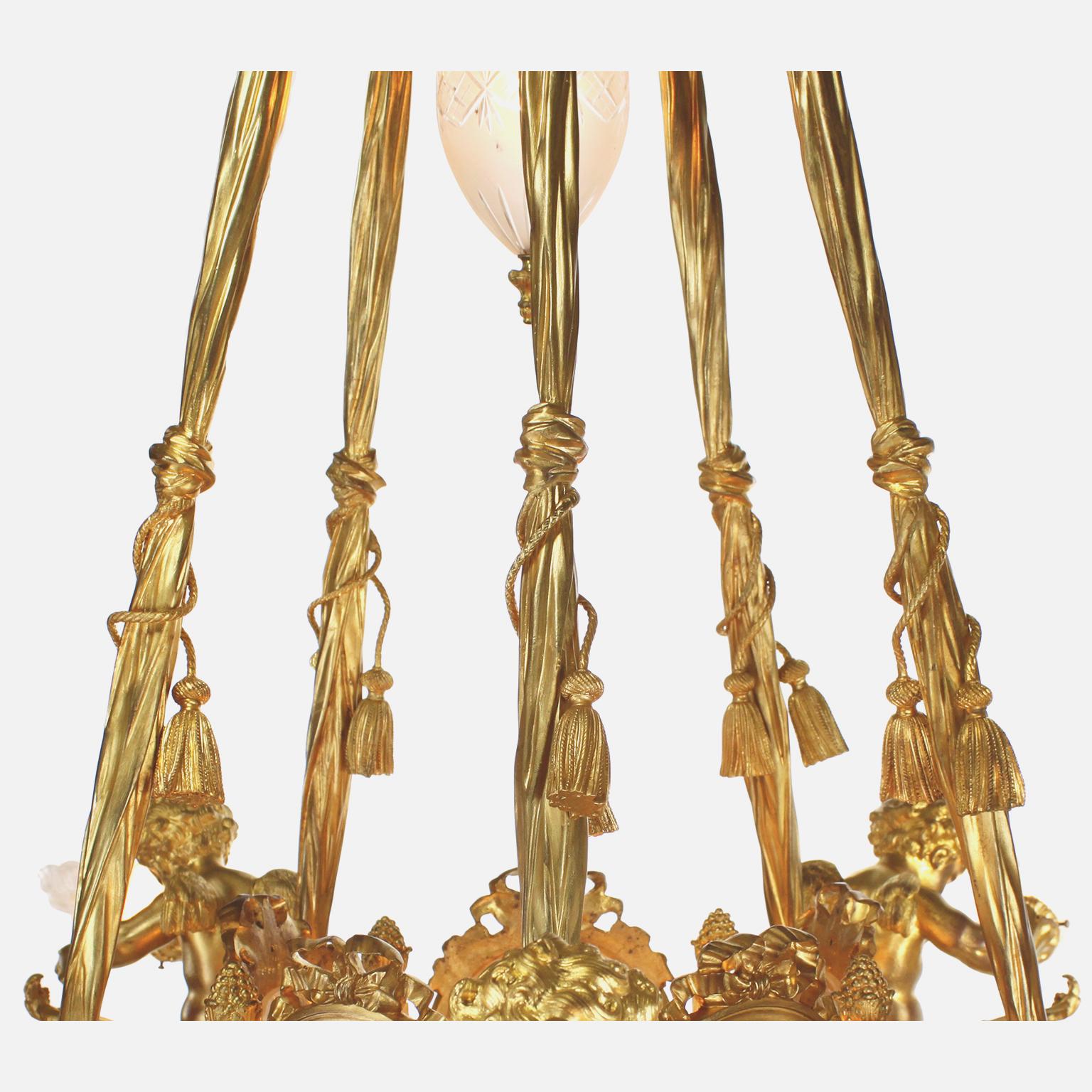 Französischer Kronleuchter aus vergoldeter Bronze und Baccarat im Louis-XV-Stil des 19. und 20. Jahrhunderts im Zustand „Gut“ im Angebot in Los Angeles, CA