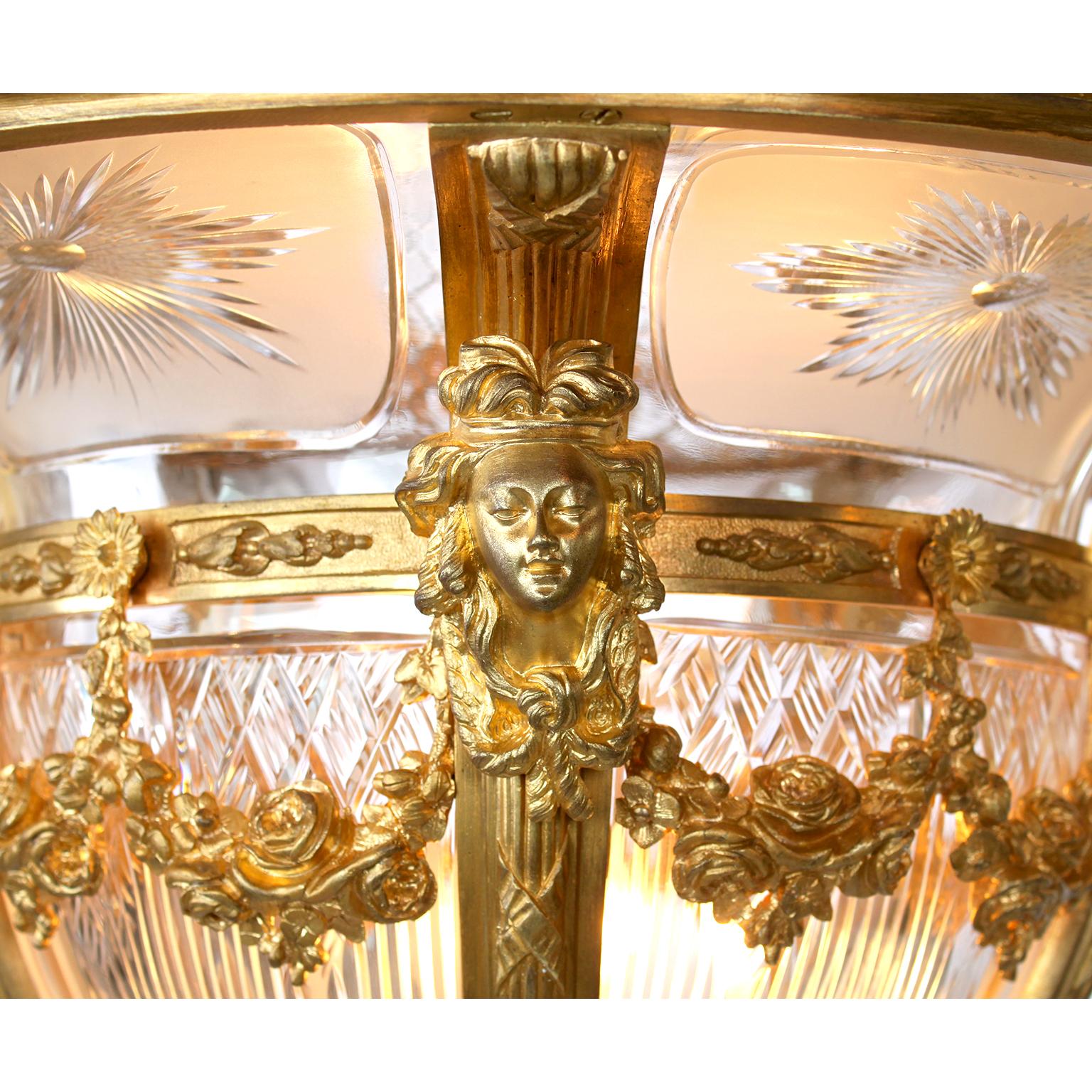 Französischer Kronleuchter aus vergoldeter Bronze und Baccarat im Louis-XV-Stil des 19. und 20. Jahrhunderts (Frühes 20. Jahrhundert) im Angebot