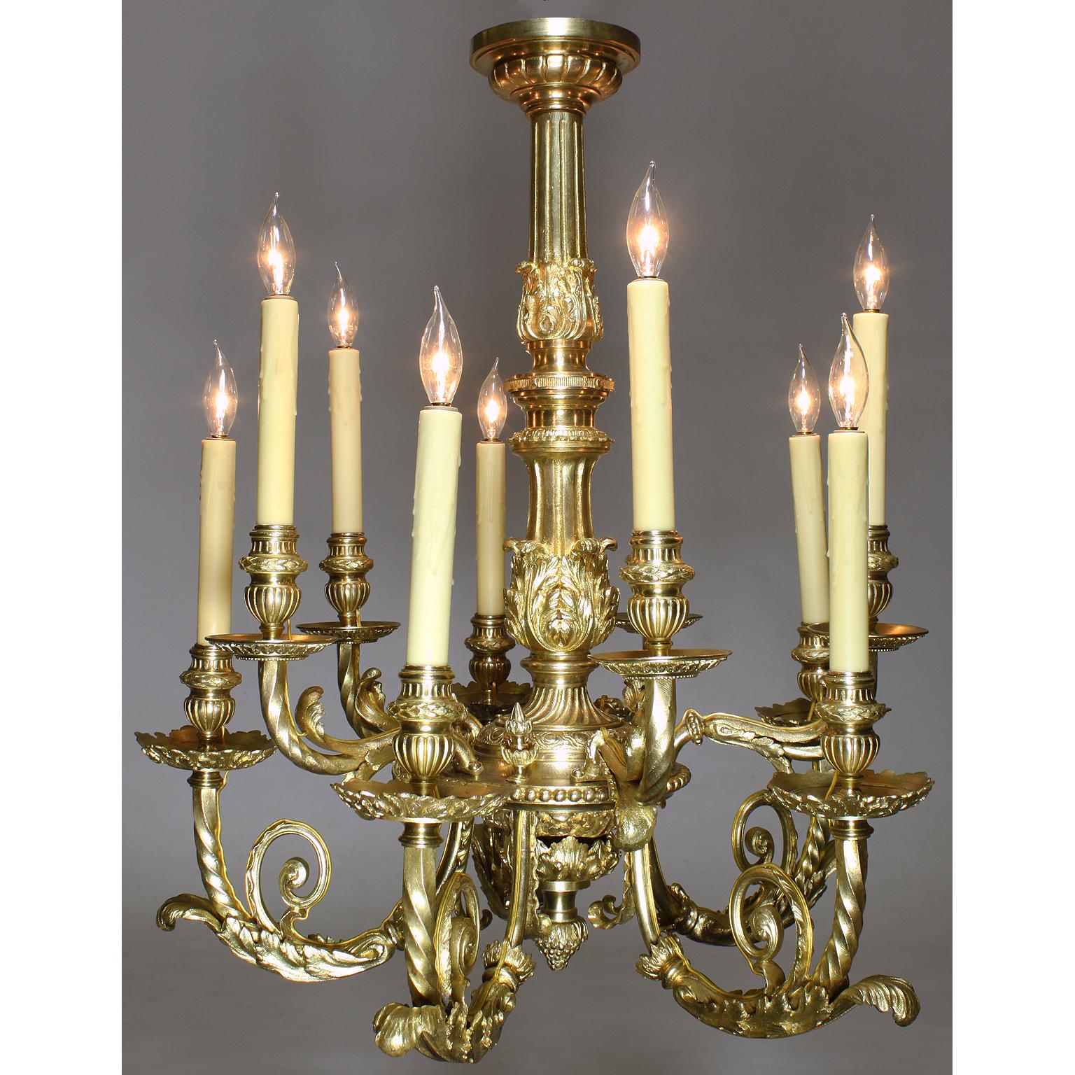 Lustre à dix lumières en bronze doré de style Louis XV, du 19e au 20e siècle. La tige effilée en forme de pointe de feuille et cannelée est surmontée d'une coupe en forme d'urne et de bras feuillagés qui soulèvent des buses en forme d'urne se