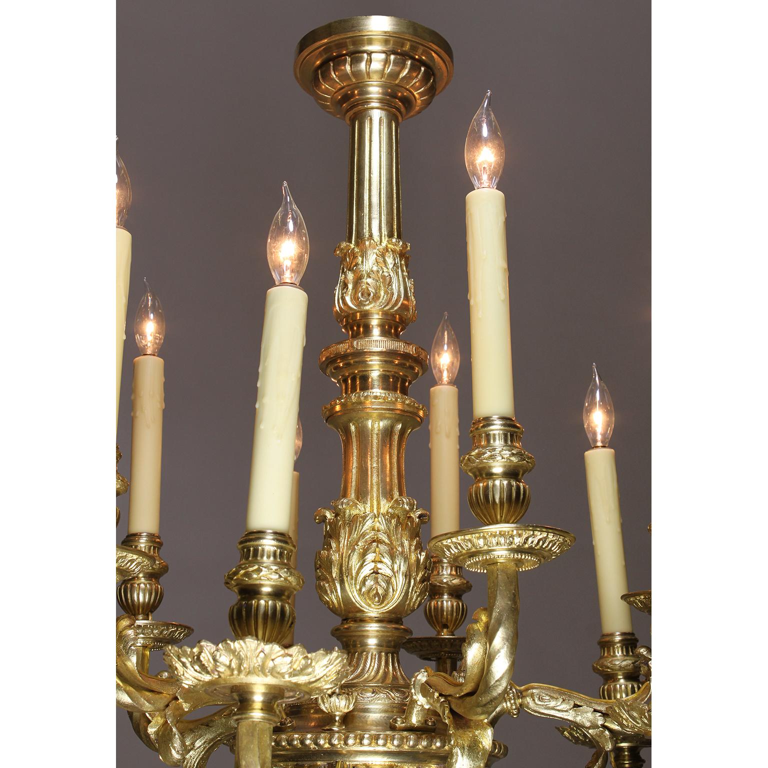 Französischer zehnflammiger Kronleuchter aus vergoldeter Bronze im Louis-XV-Stil des 19. und 20. Jahrhunderts (Louis XV.) im Angebot