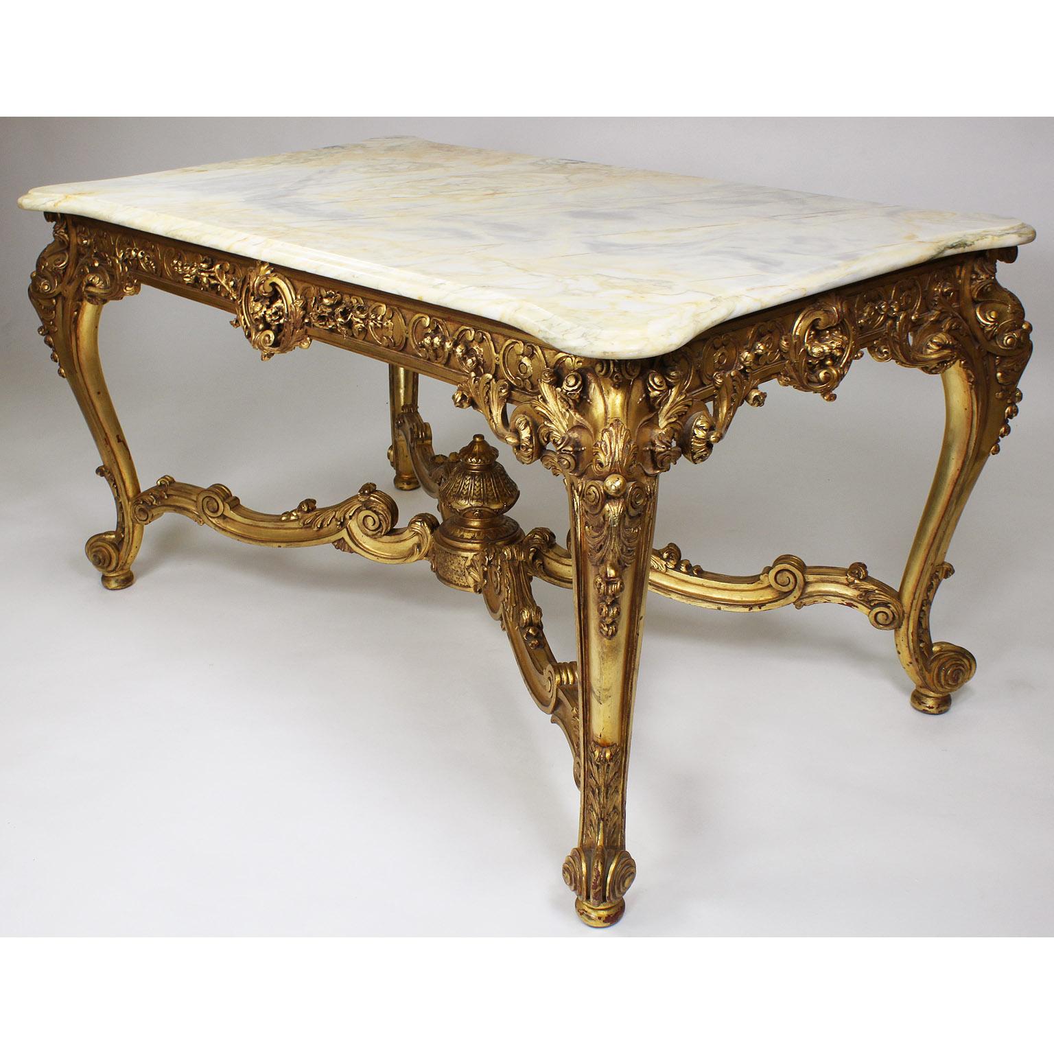 Table à gibet de style Louis XV en bois doré sculpté, avec plateau en marbre, datant du 19e-20e siècle. Le cadre de forme rectangulaire est finement sculpté d'un châssis en 