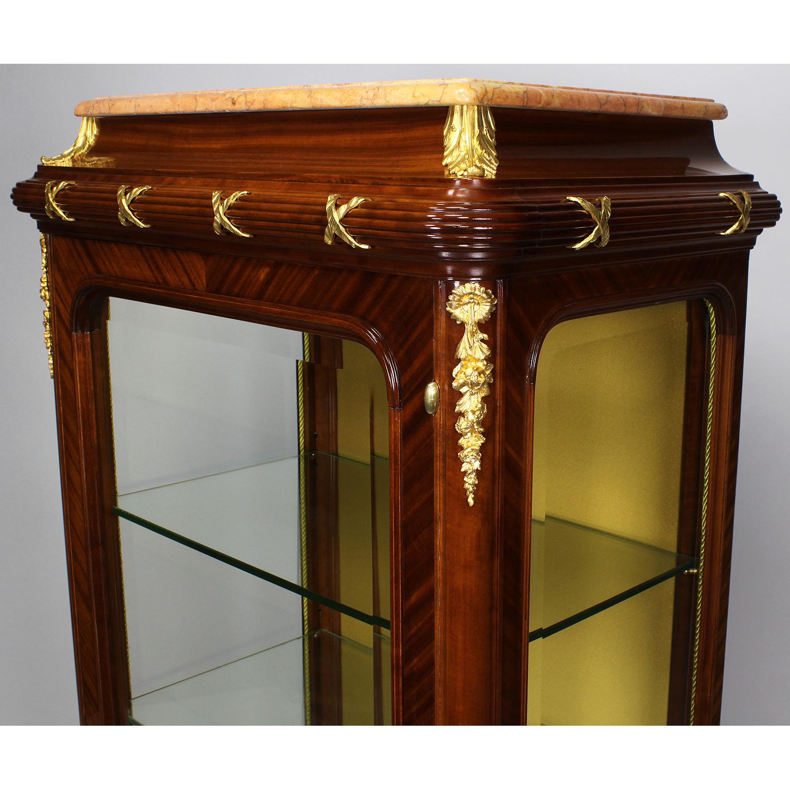 Feine französische Tulpenholz-Vitrine im Louis-XV-Stil des 19. und 20. Jahrhunderts mit Goldbronze-Montierung (Furnier) im Angebot