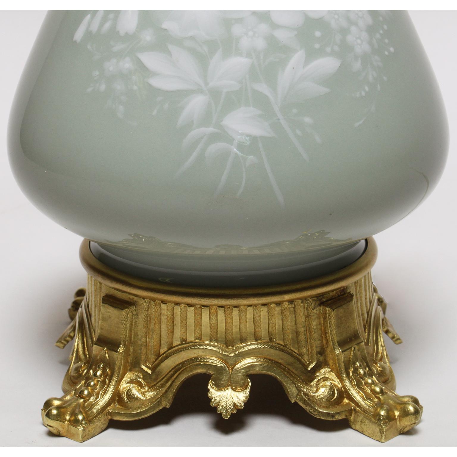 Französische Tischlampe aus Pâte-sur-Pâte-Porzellan und vergoldeter Bronze aus dem 19. und 20. Jahrhundert im Zustand „Gut“ im Angebot in Los Angeles, CA