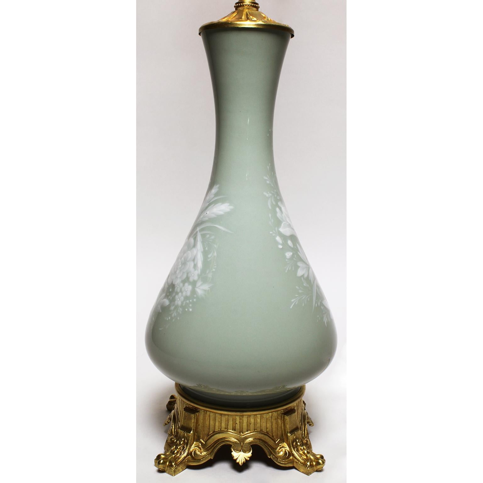Französische Tischlampe aus Pâte-sur-Pâte-Porzellan und vergoldeter Bronze aus dem 19. und 20. Jahrhundert (Frühes 20. Jahrhundert) im Angebot