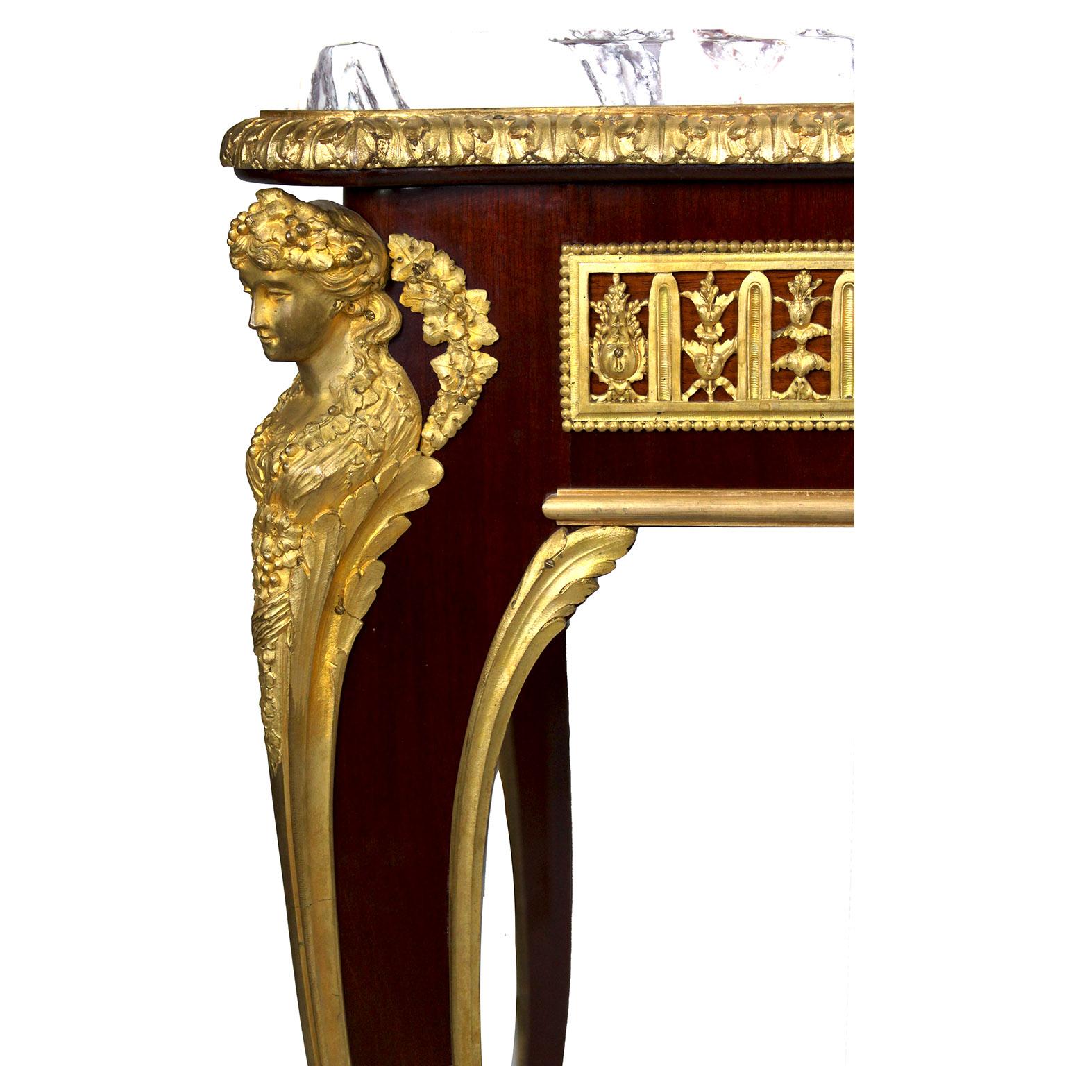 Doré Table centrale de style Louis XV du 19ème siècle, attribuée à Millet en vente