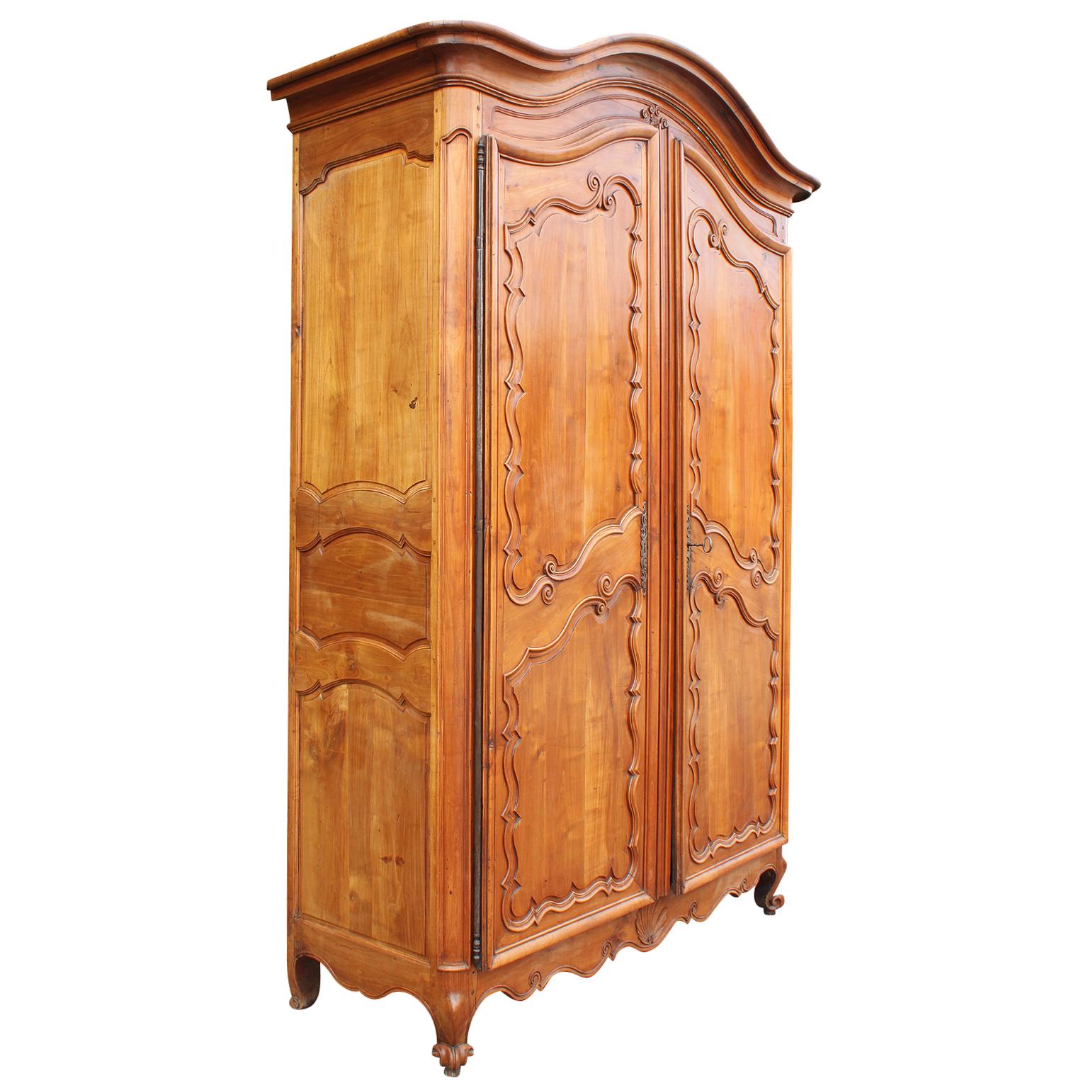 A fine and large French 19th century Louis XV style walnut carved two-door provincial armoire (wardrobe), the interior fitted with four pine shelves and with all original hardware and key, Provence, circa 1850.

Measures: Height 112 inches (284.5