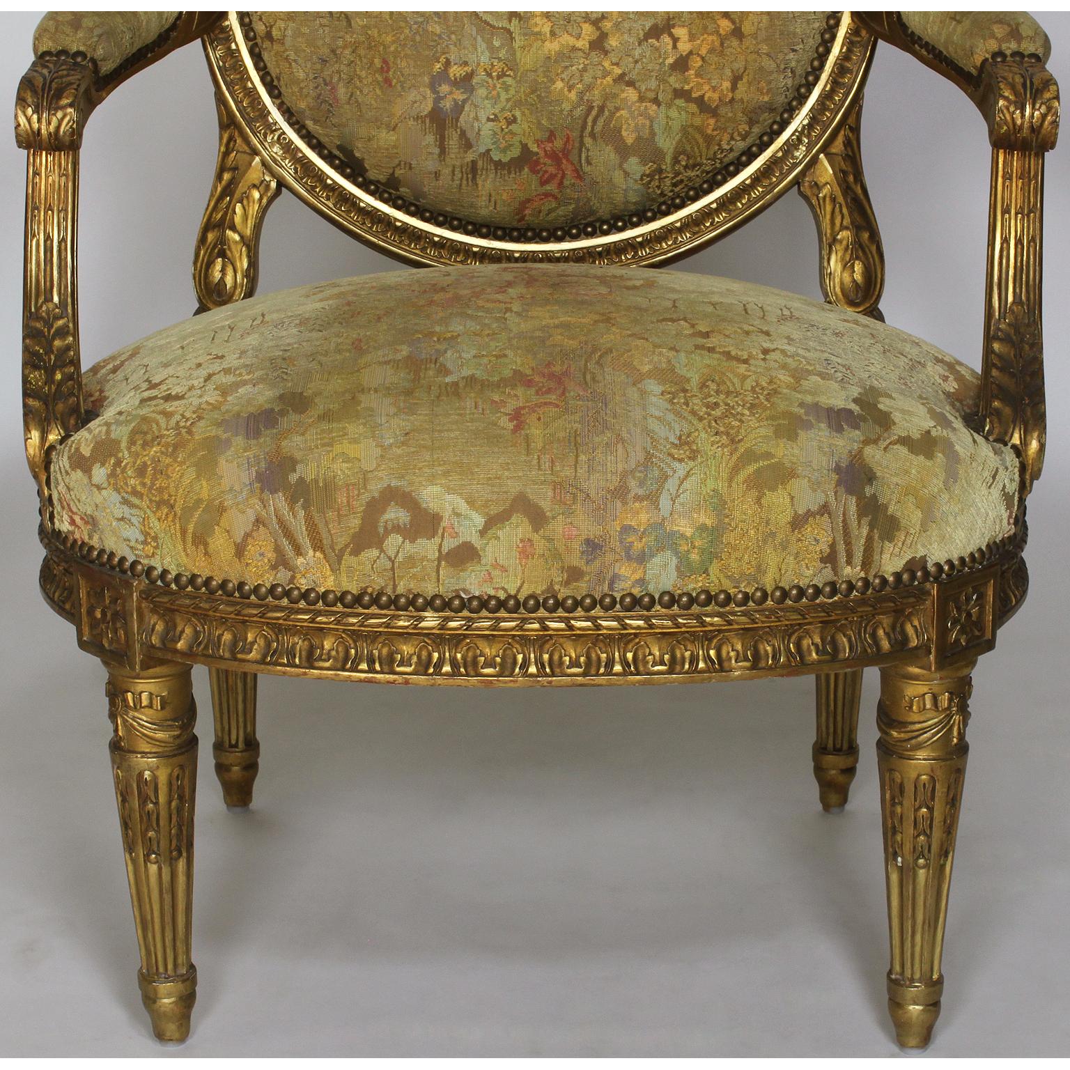 Suite de salon de cinq pièces de style Louis XVI du 19ème siècle en bois doré sculpté en vente 1