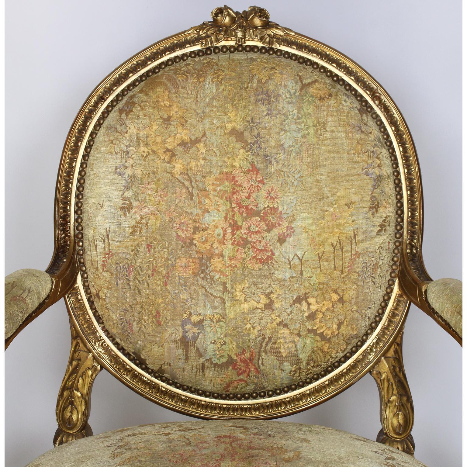 Suite de salon de cinq pièces de style Louis XVI du 19ème siècle en bois doré sculpté en vente 3