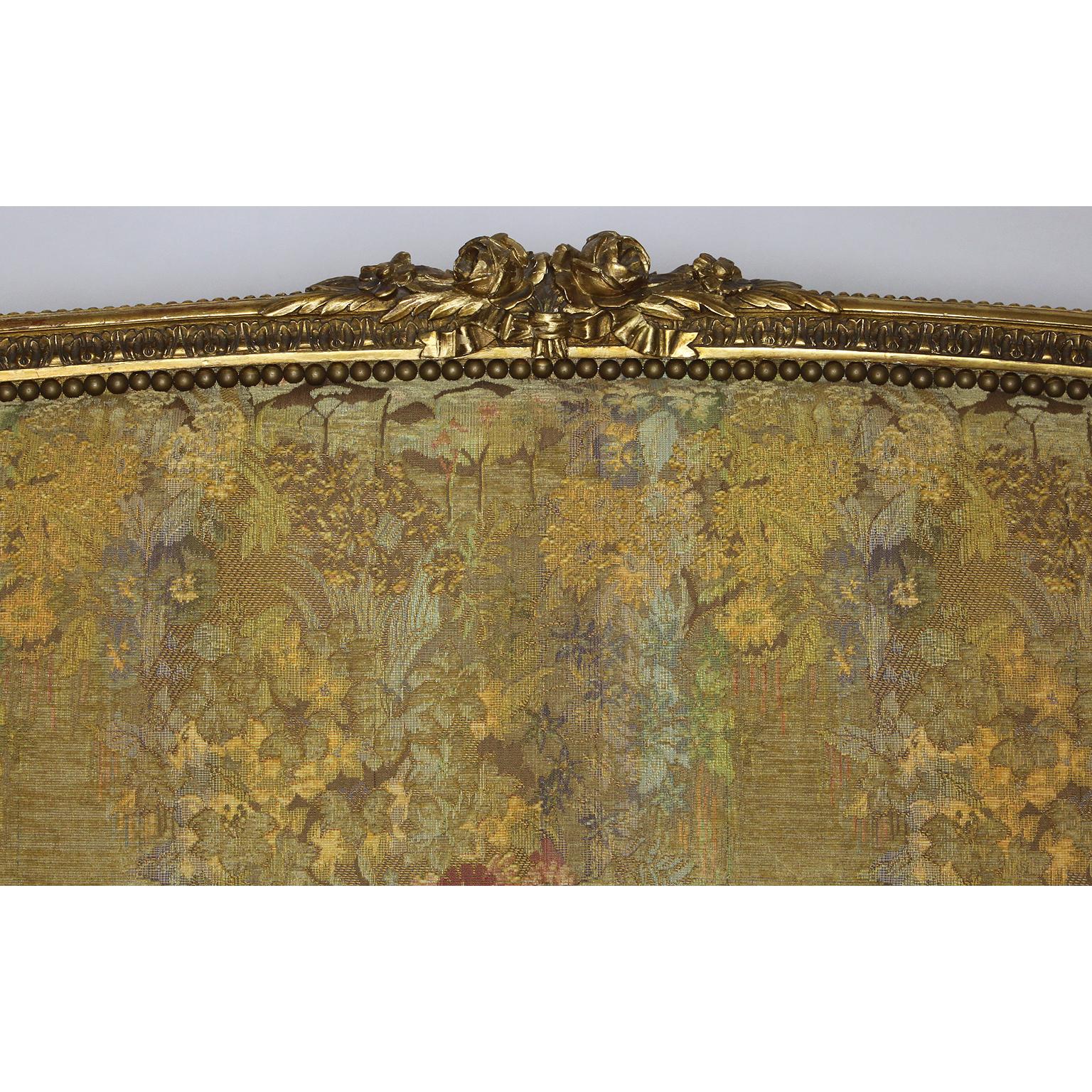 Français Suite de salon de cinq pièces de style Louis XVI du 19ème siècle en bois doré sculpté en vente
