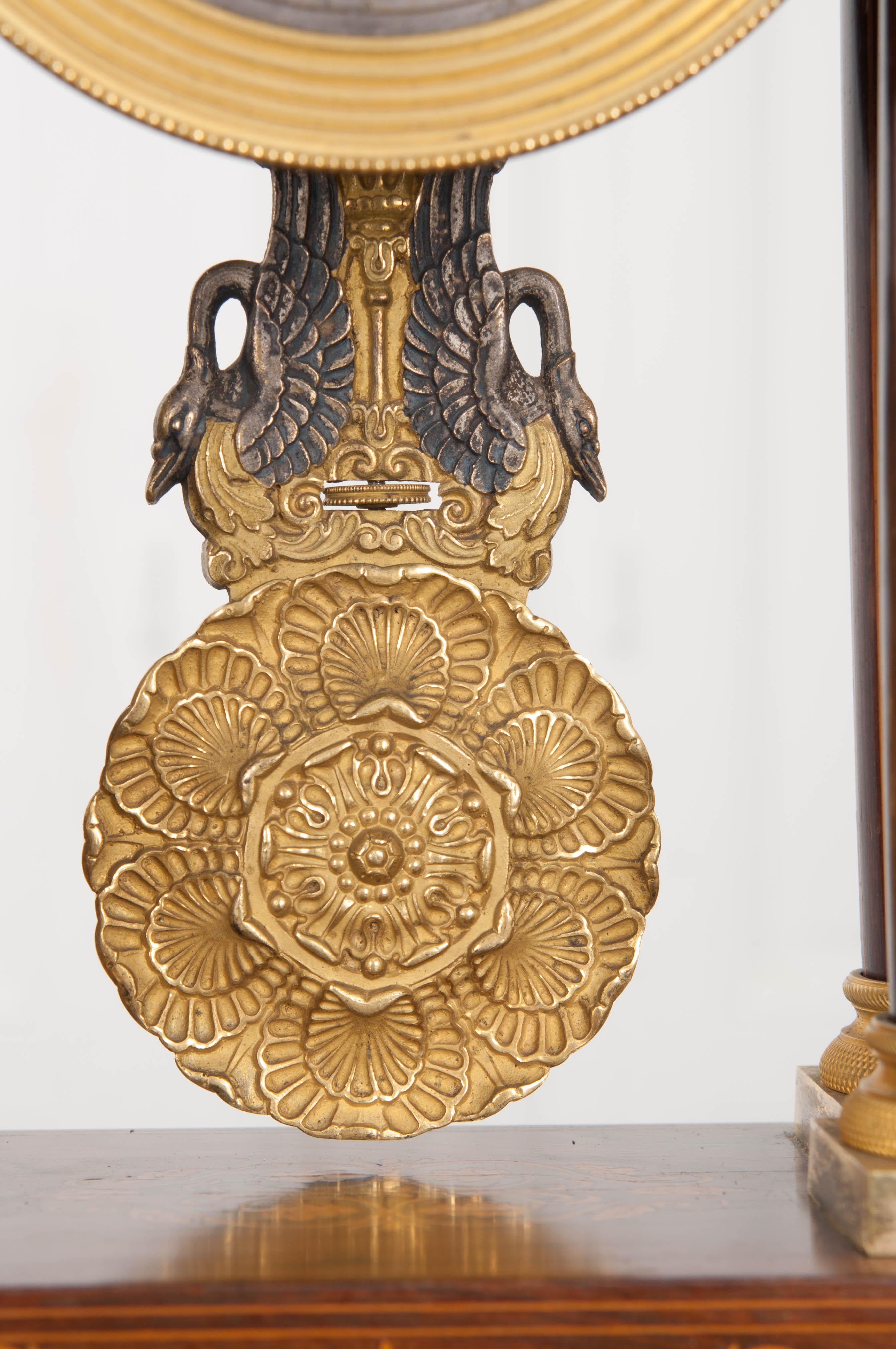 Empire Pendule Portico du 19e siècle en bois de satin marqueté et bronze doré en vente