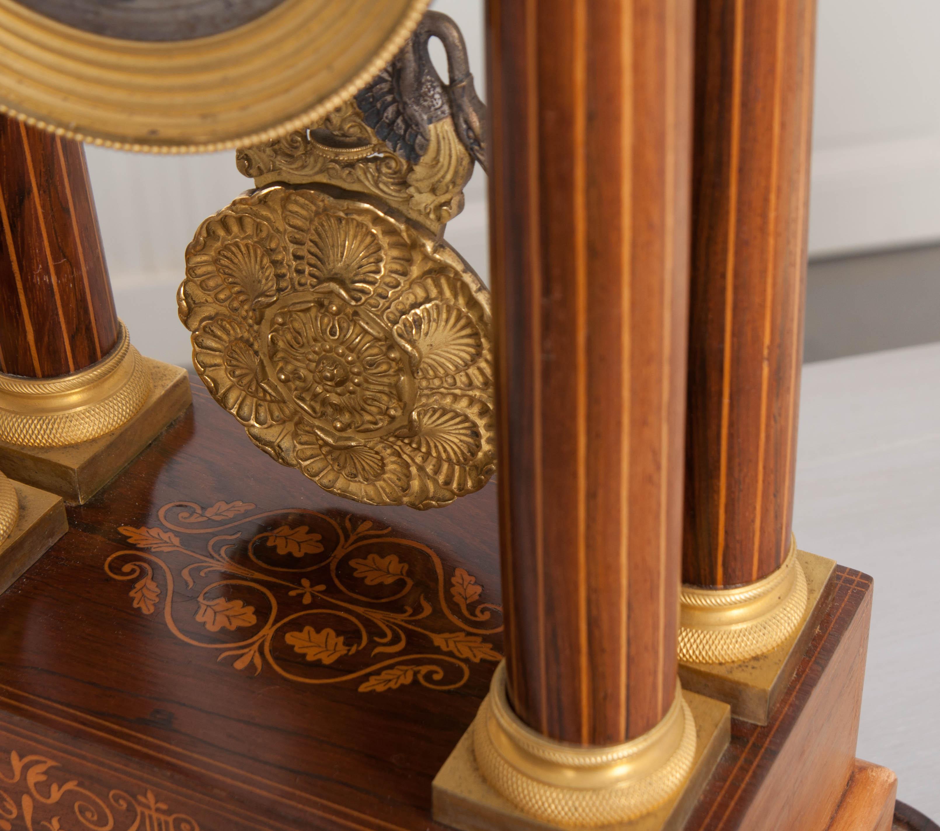 XIXe siècle Pendule Portico du 19e siècle en bois de satin marqueté et bronze doré en vente