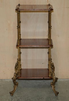 Etagere française ancienne en bois dur et laiton à trois niveaux, table de lampe d'extrémité.