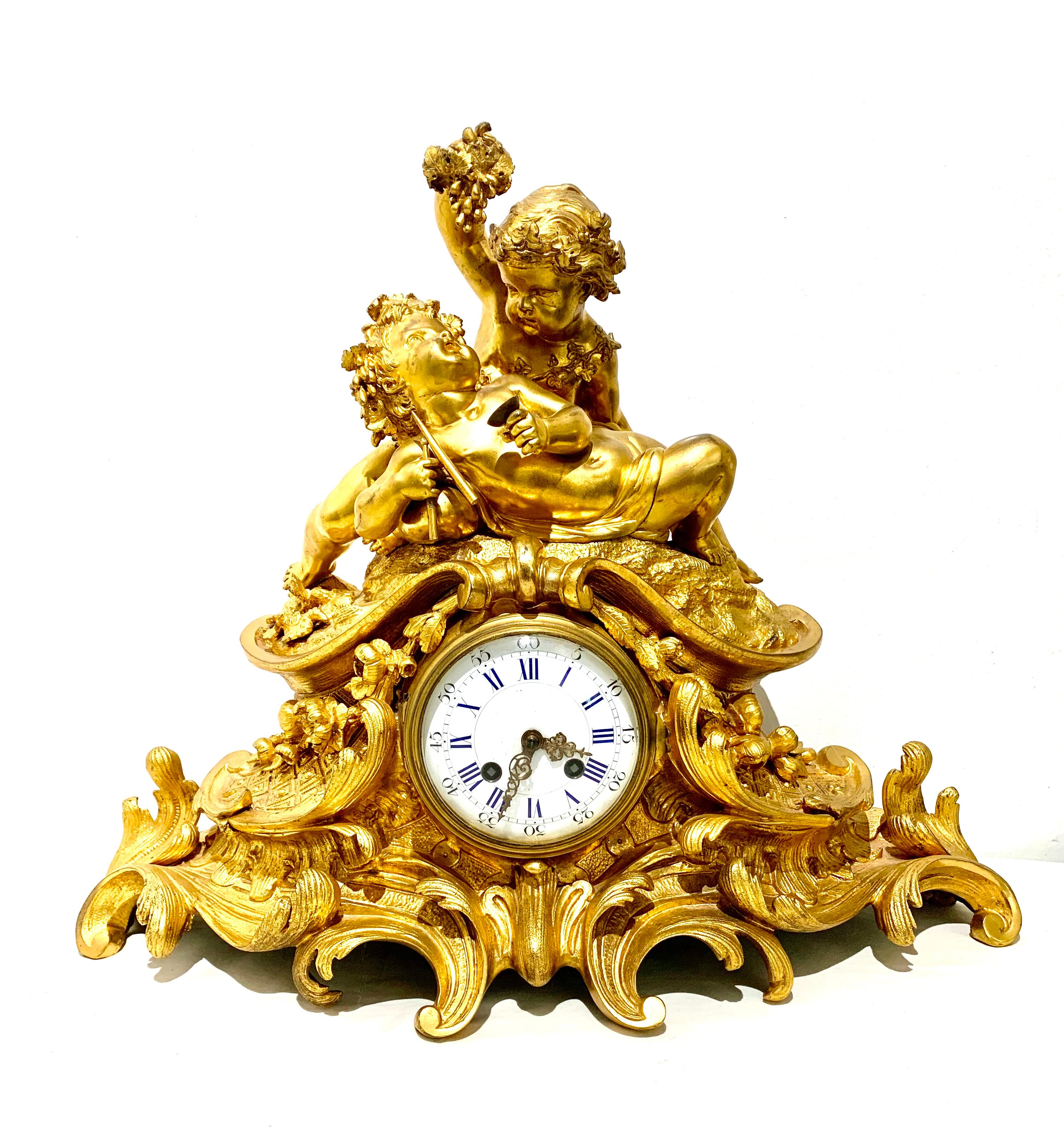 Belle horloge de Bacchanale française ancienne de style Louis XV en bronze doré Putti en vente 3