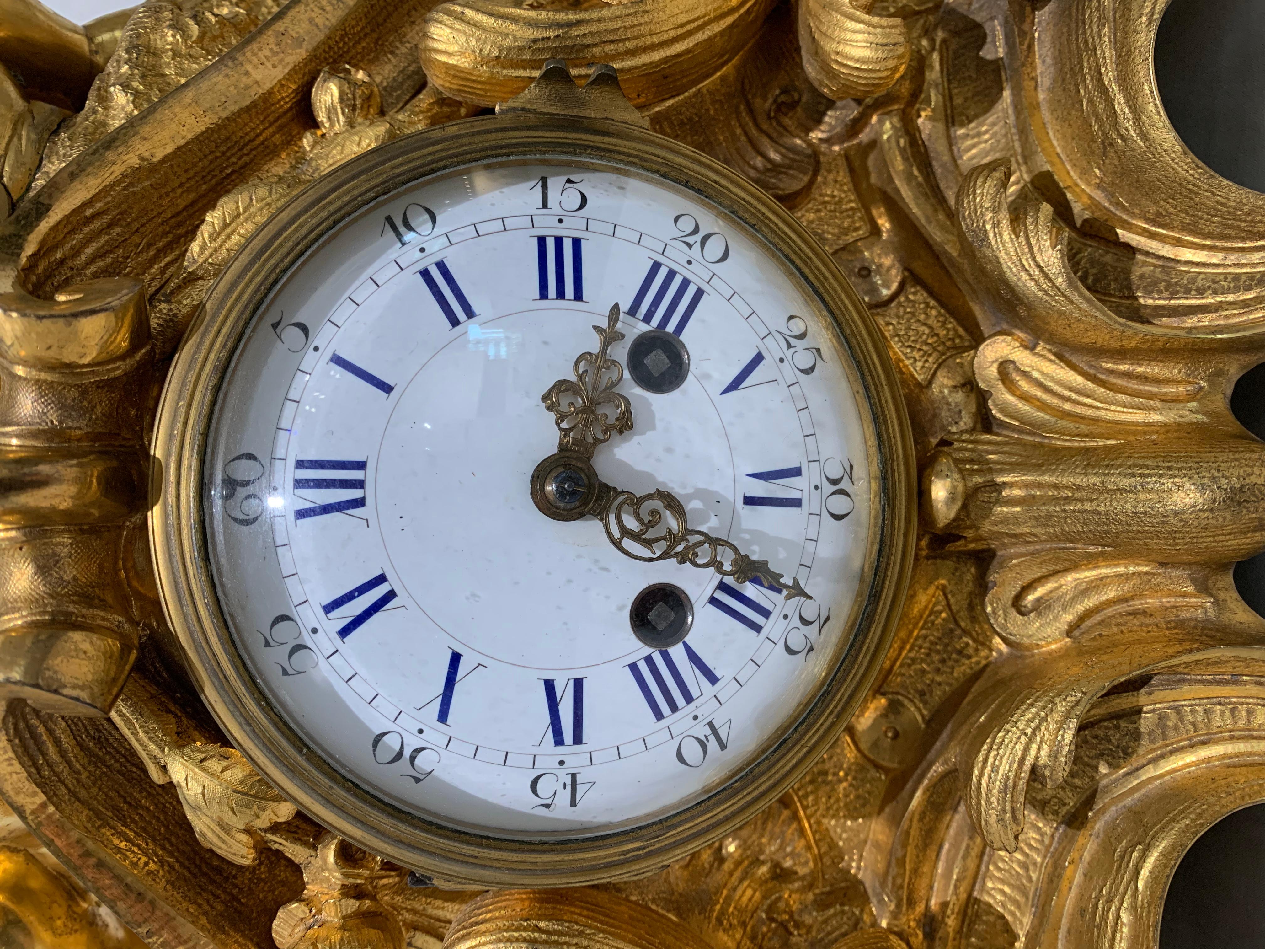 Französische antike Bacchanale-Uhr im Louis-XV-Stil aus vergoldeter Bronze mit Putten (Louis XV.) im Angebot