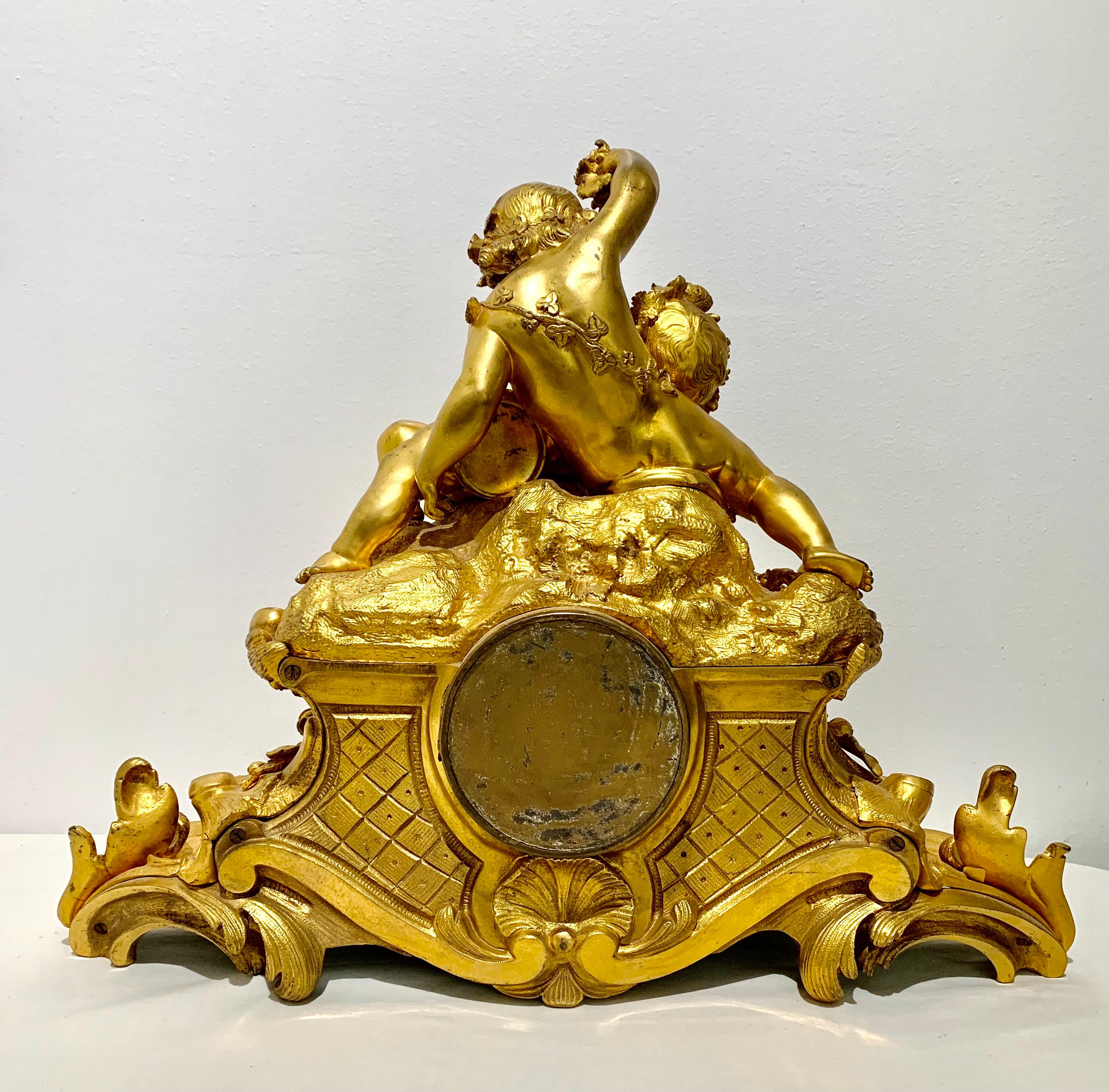 Französische antike Bacchanale-Uhr im Louis-XV-Stil aus vergoldeter Bronze mit Putten im Zustand „Gut“ im Angebot in New York, NY