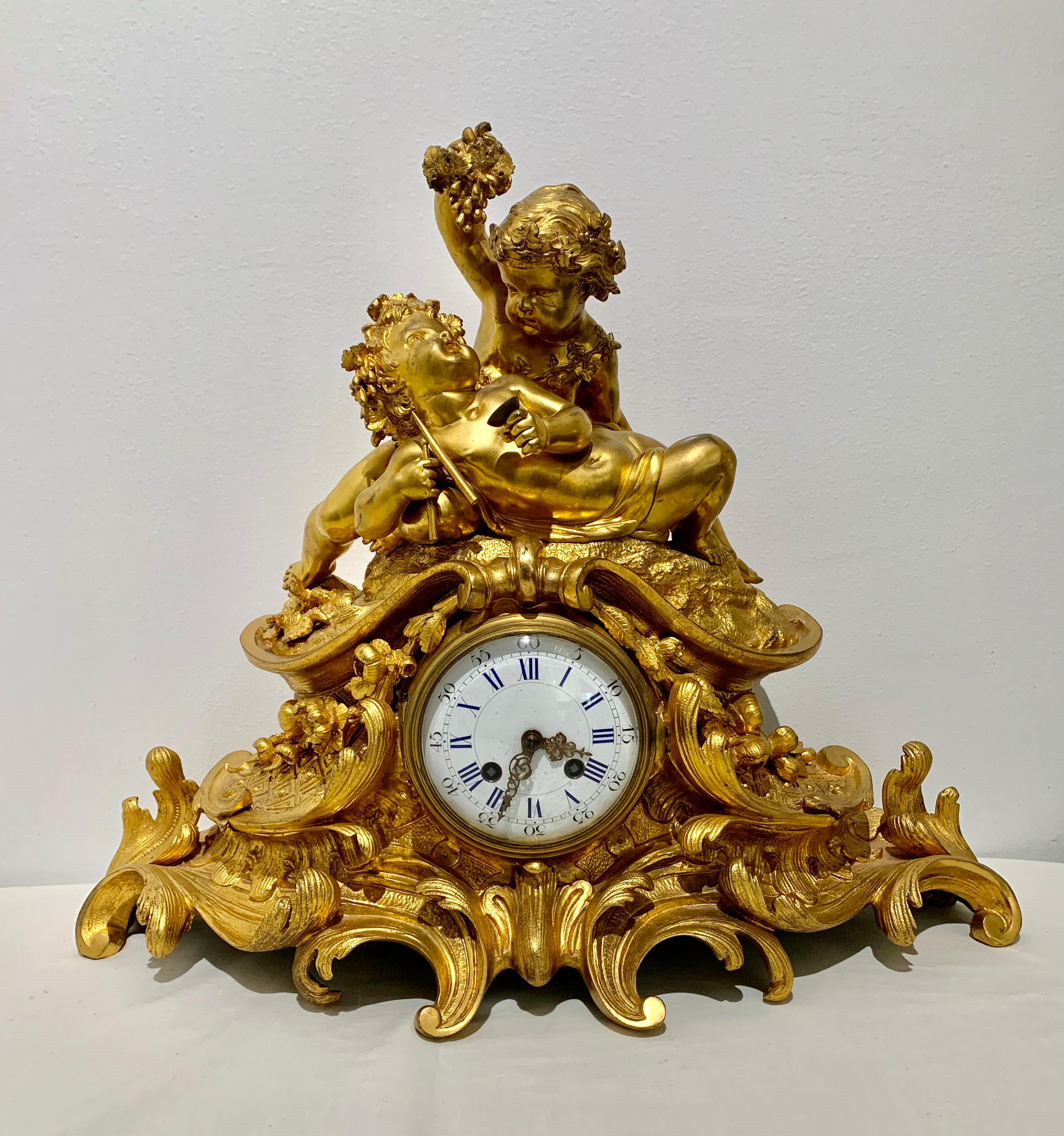 Französische antike Bacchanale-Uhr im Louis-XV-Stil aus vergoldeter Bronze mit Putten im Angebot 1