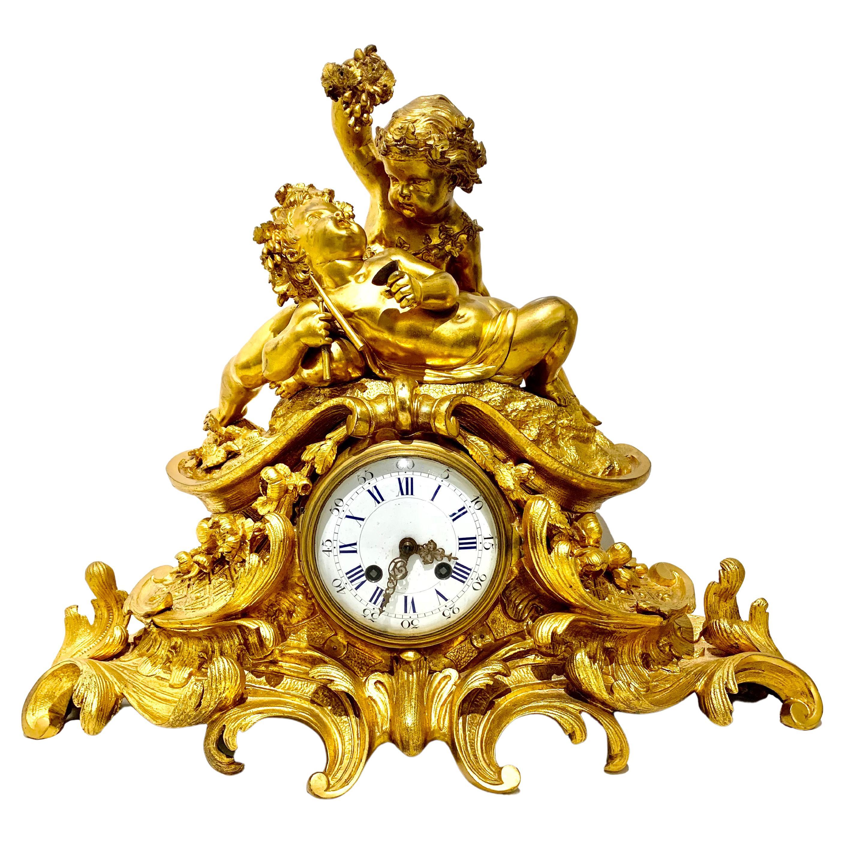 Französische antike Bacchanale-Uhr im Louis-XV-Stil aus vergoldeter Bronze mit Putten im Angebot