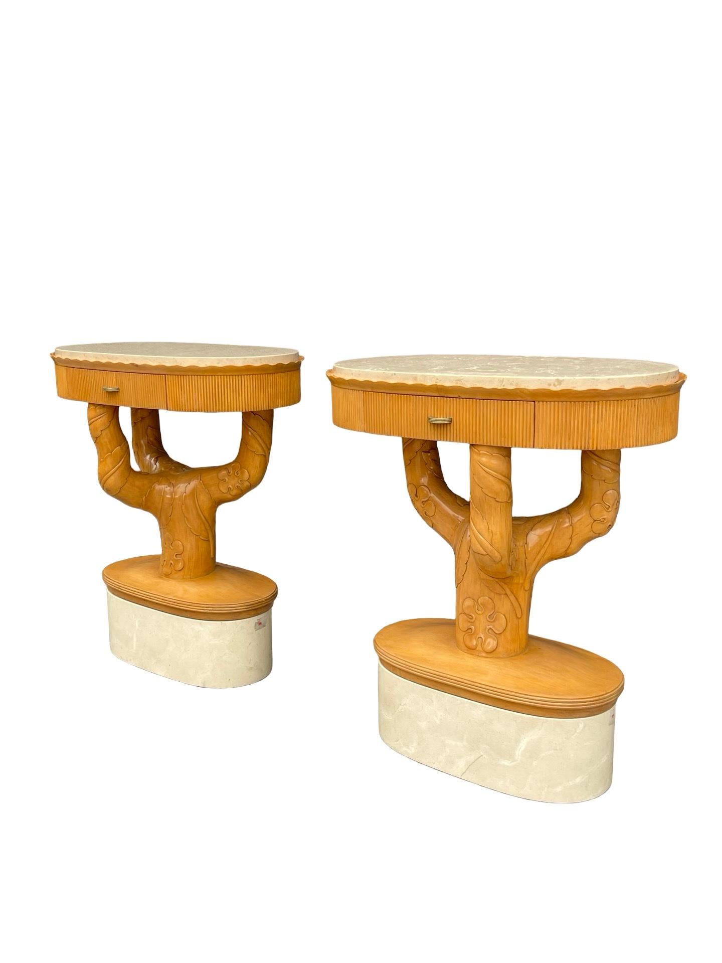 Nous ne sommes pas en mesure d'identifier complètement ces tables d'appoint vraiment spéciales. Un Label d'expédition indique qu'elles se trouvaient à un moment donné à Paris. Acheté à la succession de la milliardaire et collectionneuse d'art Elaine