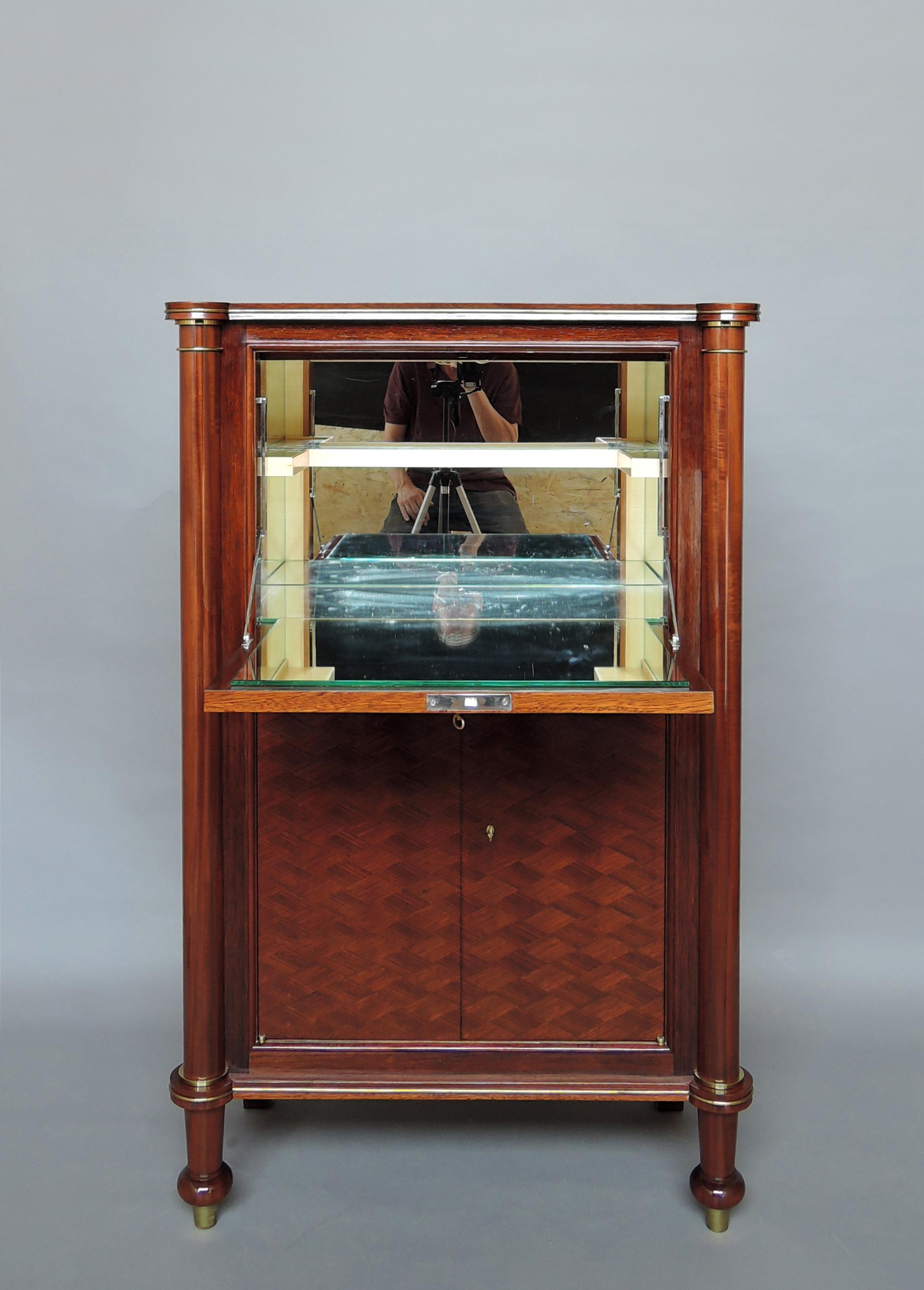 Jules Leleu (1883 - 1961) : A fine French Art Deco bar cabinet with palisander and metal marquetry, and brass mounted details. Interiors in sycamore, mirror and chrome.
Inlaid plaque signed J Leleu