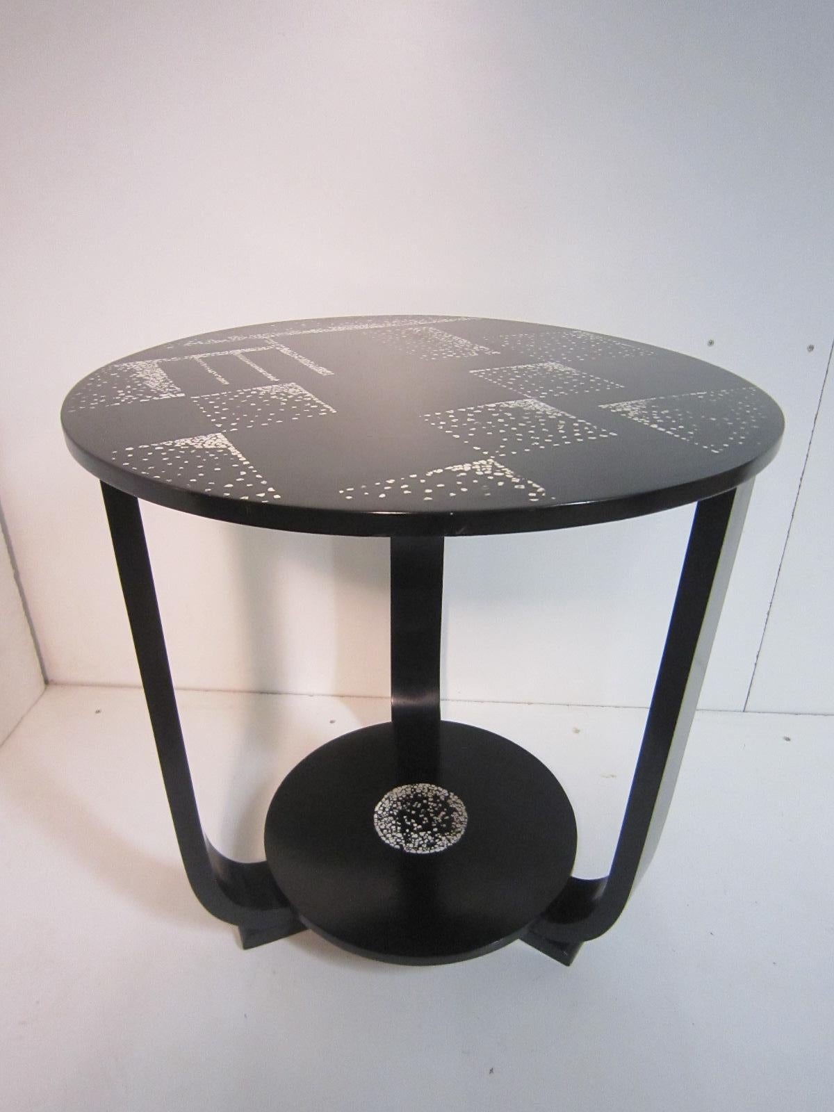 Table d'appoint ronde en laque coquille d'œuf noire et blanche de style Art Déco français en vente 2