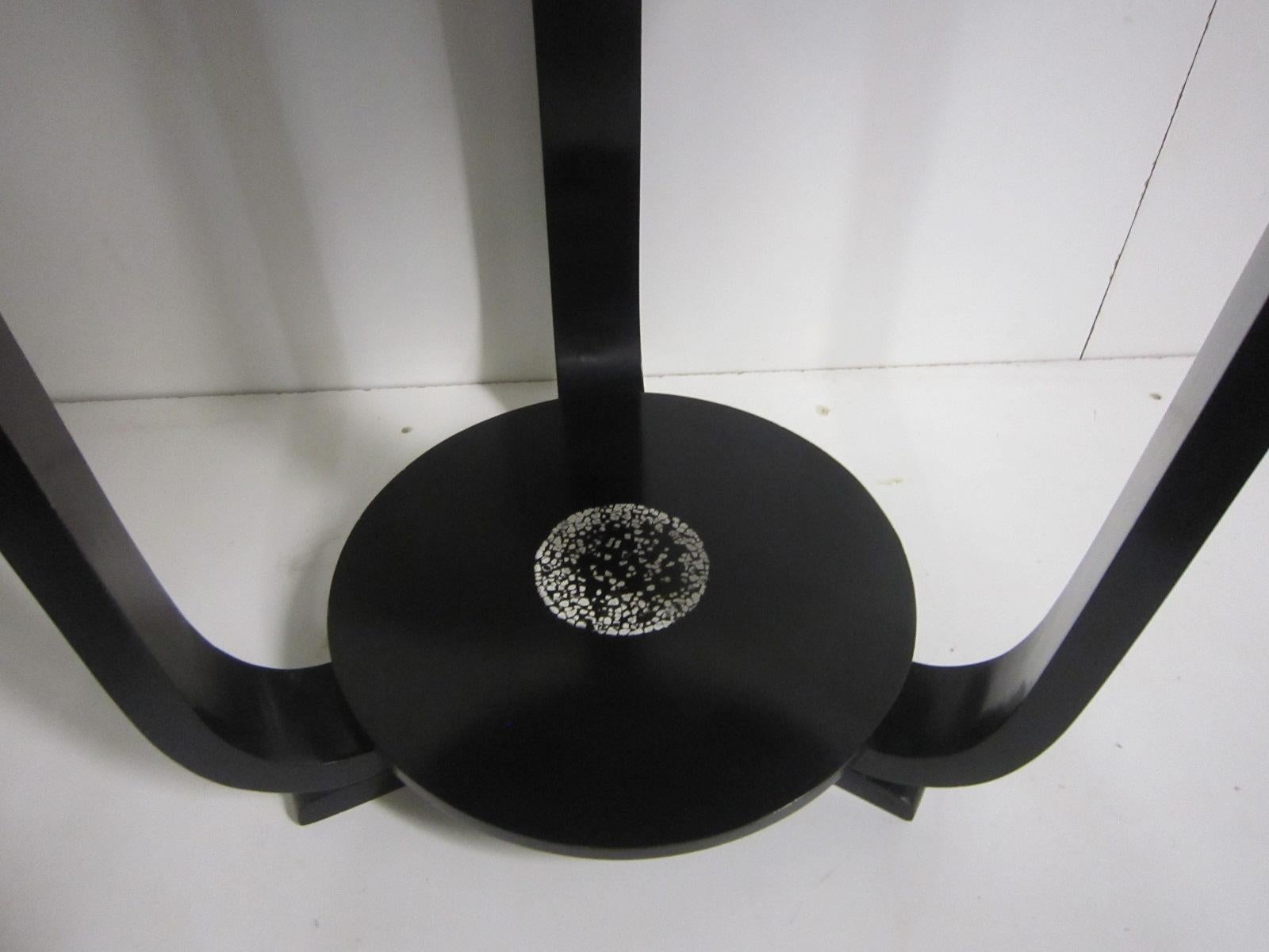 Table d'appoint ronde en laque coquille d'œuf noire et blanche de style Art Déco français en vente 3