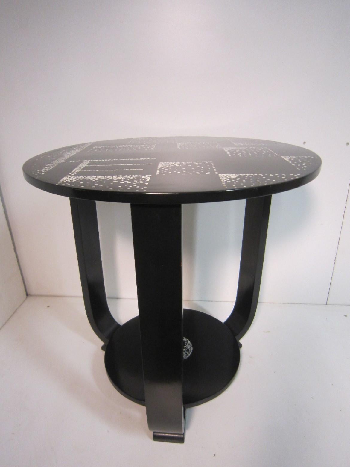 Fine French Art Deco Black and White Egg Shell Lacquer Round Side Table For Sale 5