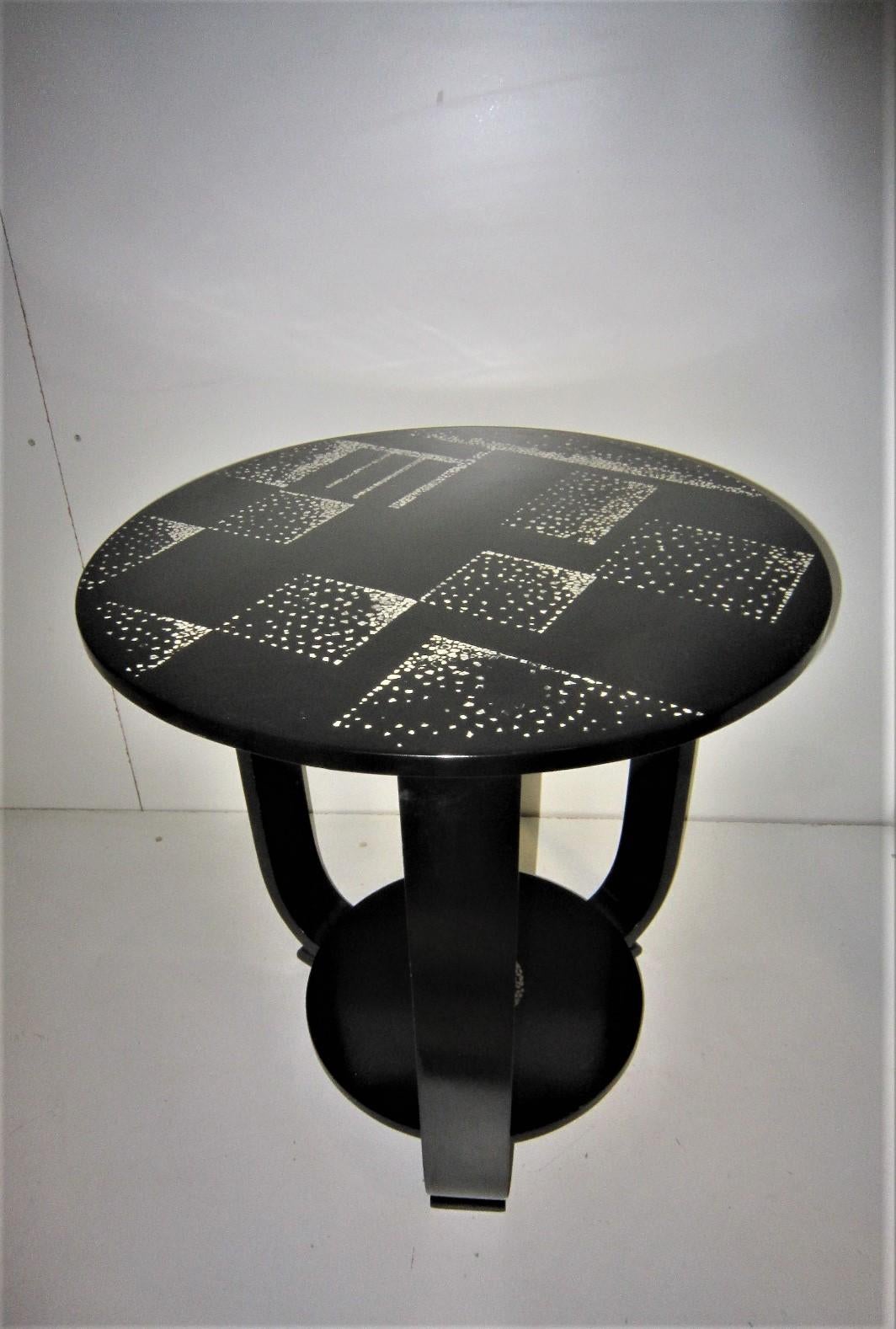Table d'appoint ronde en laque coquille d'œuf noire et blanche de style Art Déco français en vente 9