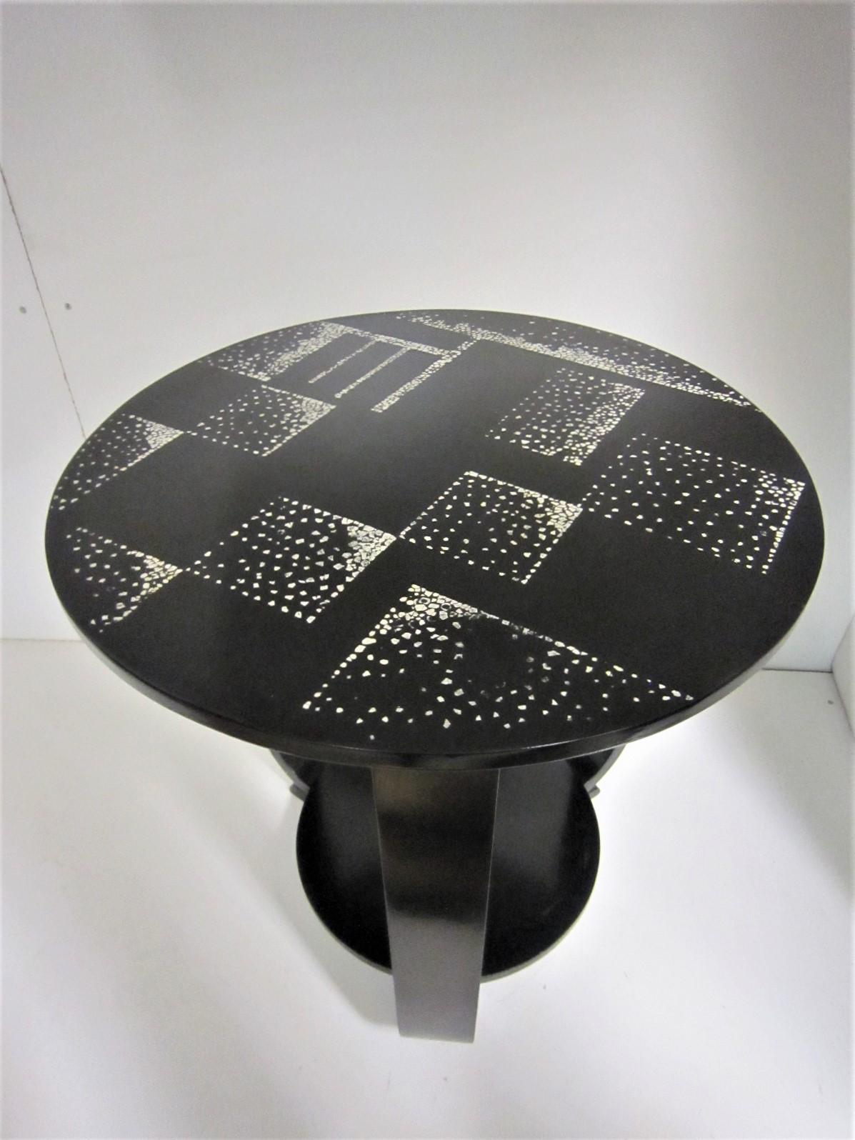 Table d'appoint ronde en laque coquille d'œuf noire et blanche de style Art Déco français en vente 10