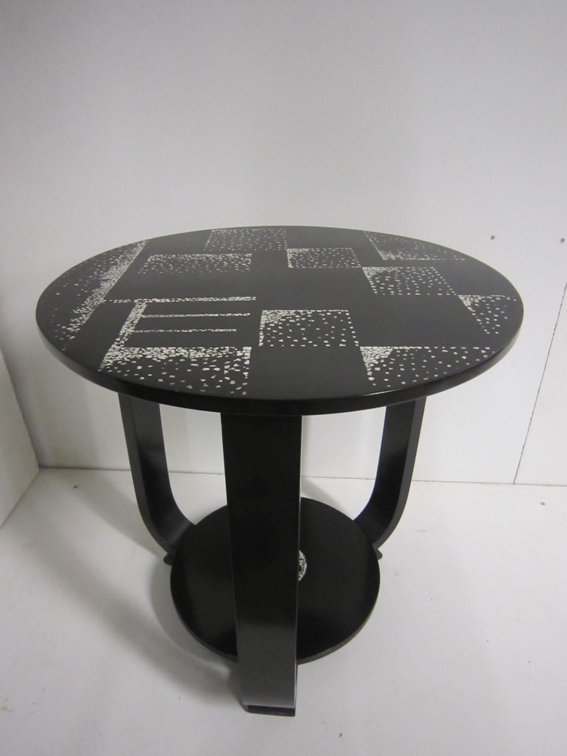 Art déco Table d'appoint ronde en laque coquille d'œuf noire et blanche de style Art Déco français en vente