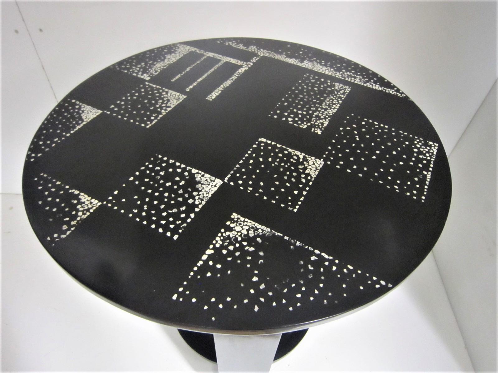 Laqué Table d'appoint ronde en laque coquille d'œuf noire et blanche de style Art Déco français en vente