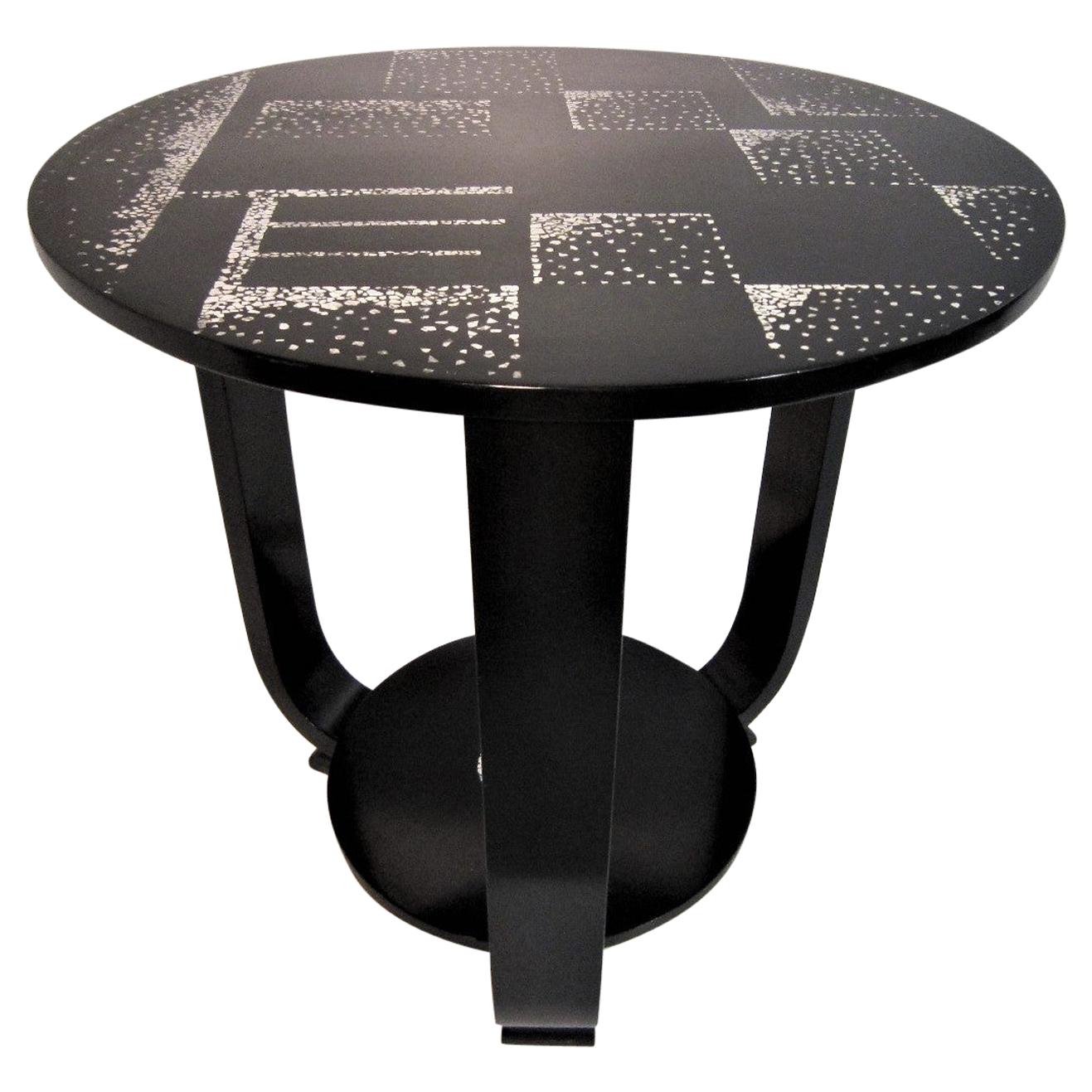 Table d'appoint ronde en laque coquille d'œuf noire et blanche de style Art Déco français en vente