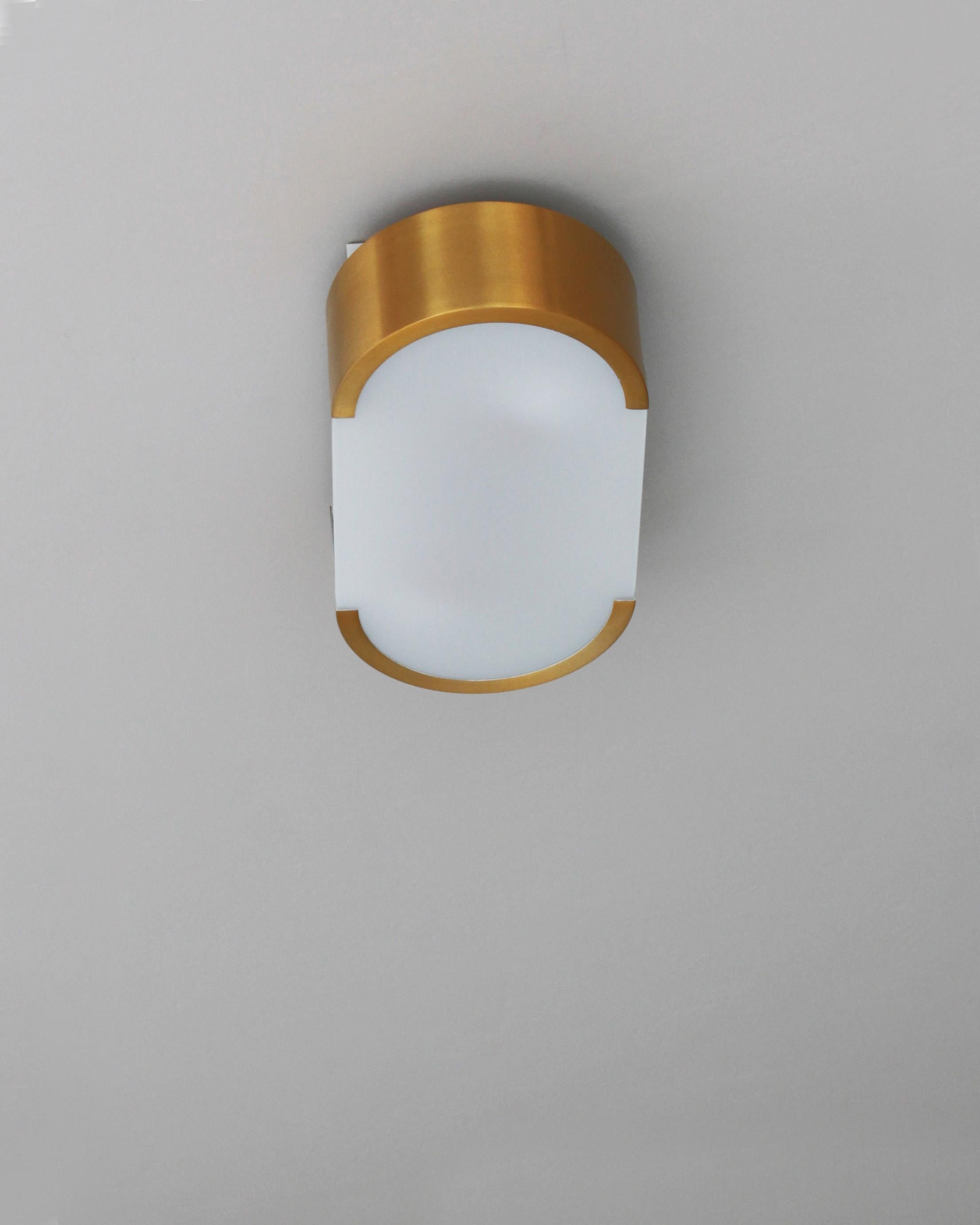Atelier Jean Perzel - Una raffinata applique da incasso in stile Art Déco francese con diffusori in vetro smaltato bianco montati su una cornice in bronzo. 
Firmato.
 