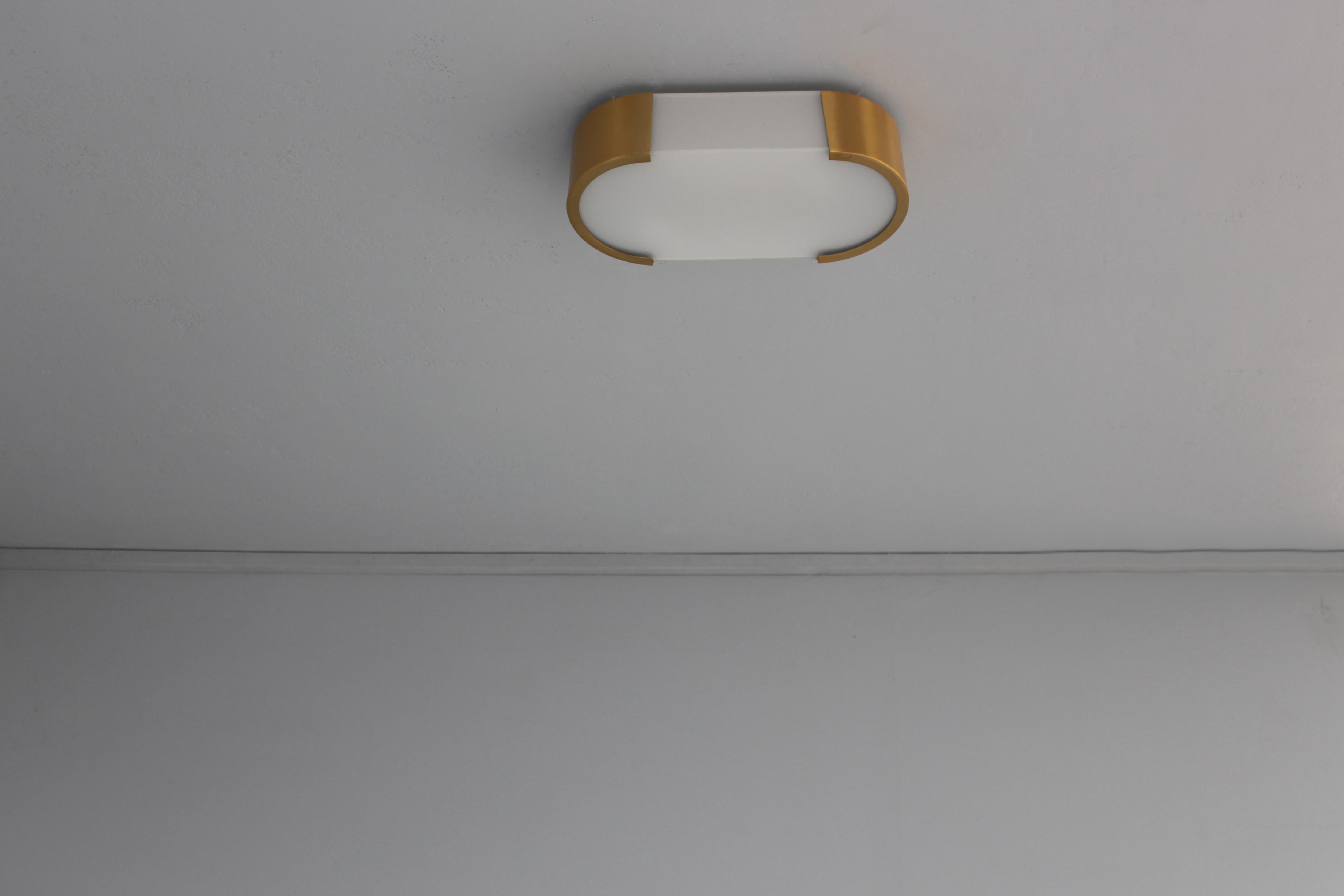Atelier Jean Perzel - Una raffinata applique da incasso in stile Art Déco francese con diffusori in vetro smaltato bianco montati su una cornice in bronzo. Firmato.
 