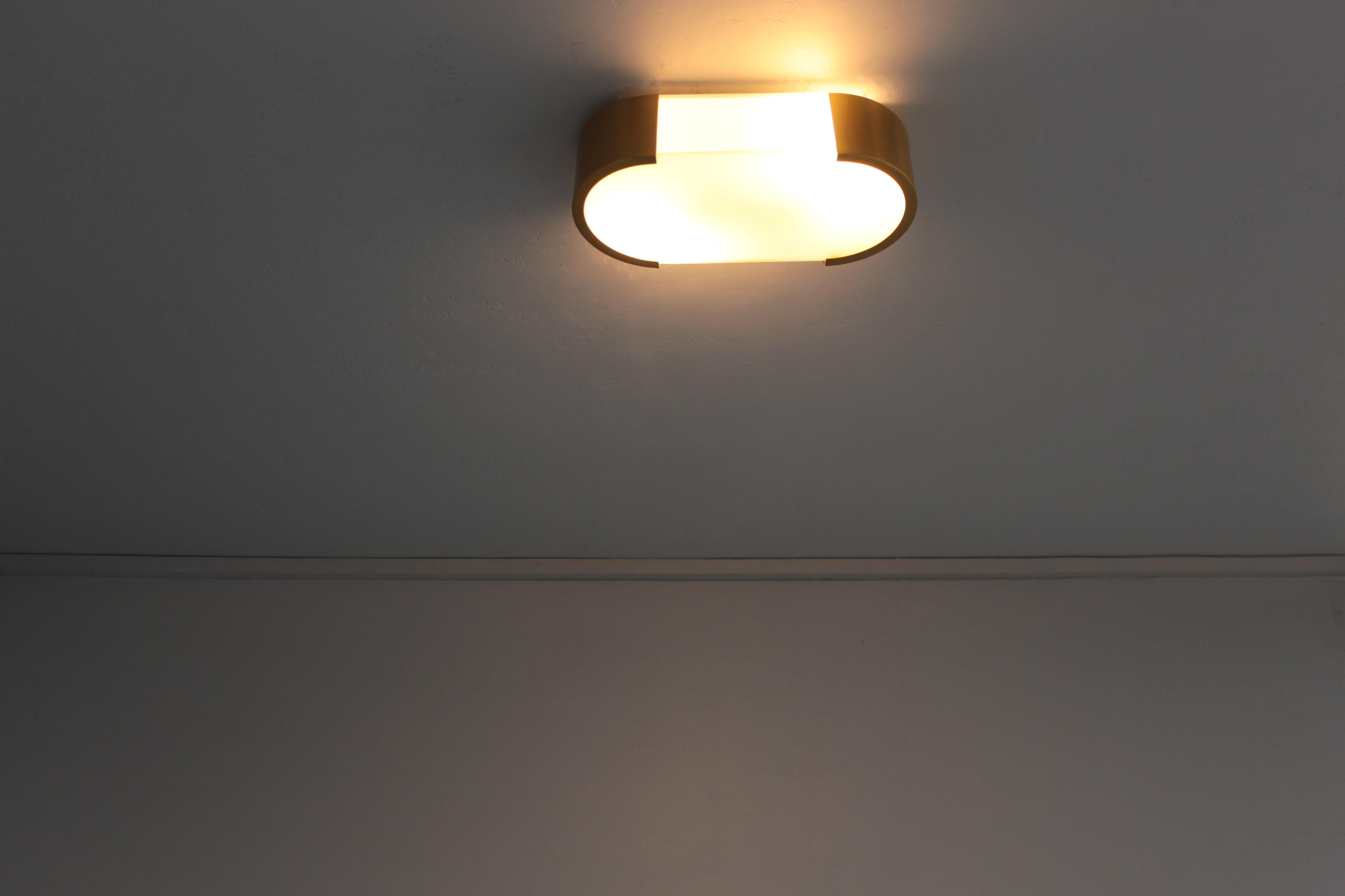 Francese Lampada da soffitto o da parete in bronzo e vetro Art Déco francese di Perzel in vendita