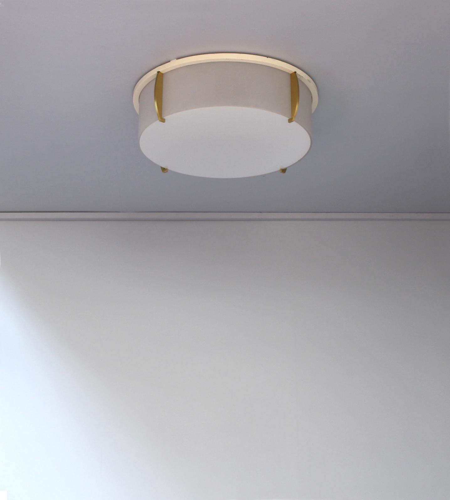 Mounted on a gold lacquered bronze and lacquered metal crown-shaped frame that holds the curved frosted glass diffusers.
The flat enameled bottom glass diffuser is removable in order to change the bulbs.
