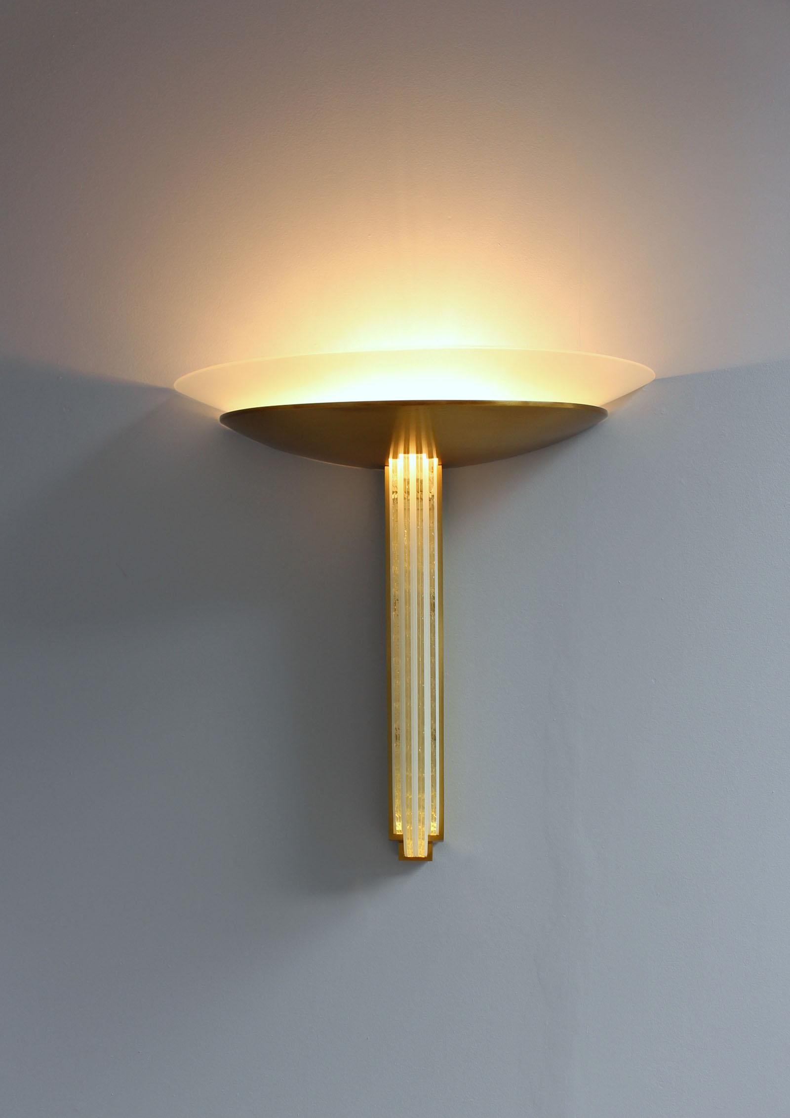 Art Déco Lampada da parete in vetro e bronzo Art Deco francese di Perzel in vendita