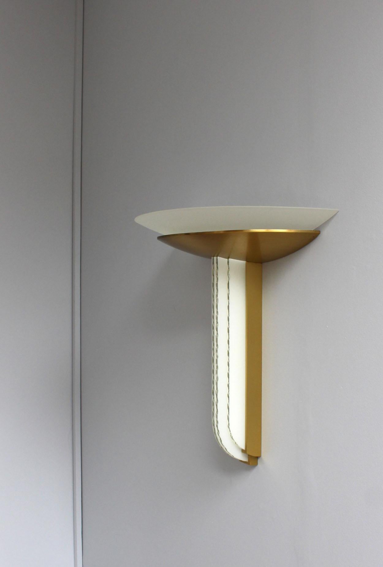 Mid-20th Century Fine French Art Deco Bronze and Glass Wall Light by Perzel  For Sale