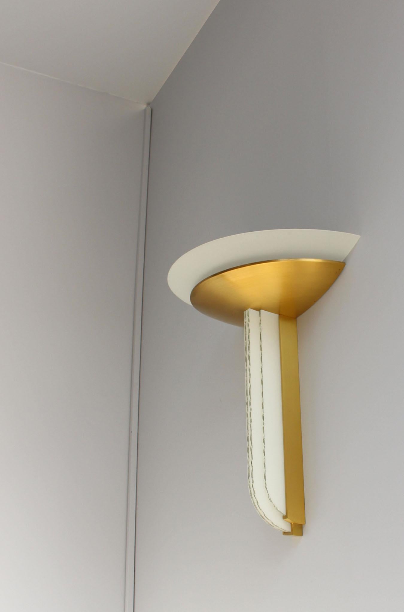Metà XX secolo Lampada da parete in vetro e bronzo Art Deco francese di Perzel in vendita