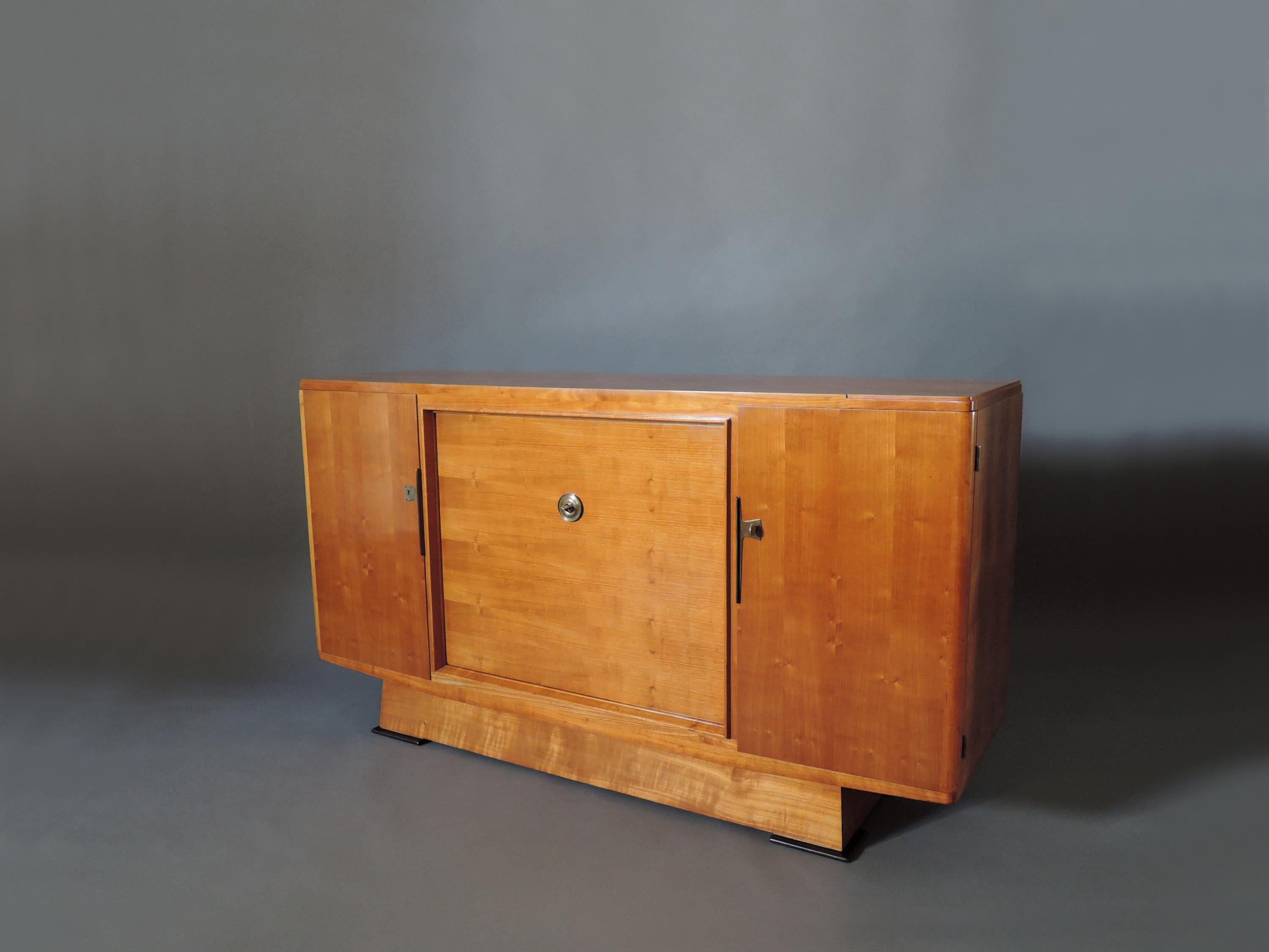 Ein feines französisches Art Deco Buffet oder Kommode mit drei Türen aus Kirsche von Maxime Old mit raffinierten patinierten Metall- und Bronzebeschlägen.
Bibliographie: 