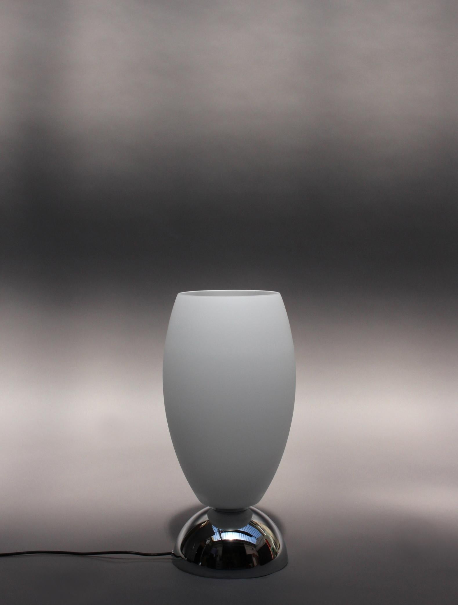 Verre Lampadaire Art Déco français en chrome et verre blanc par Perzel en vente
